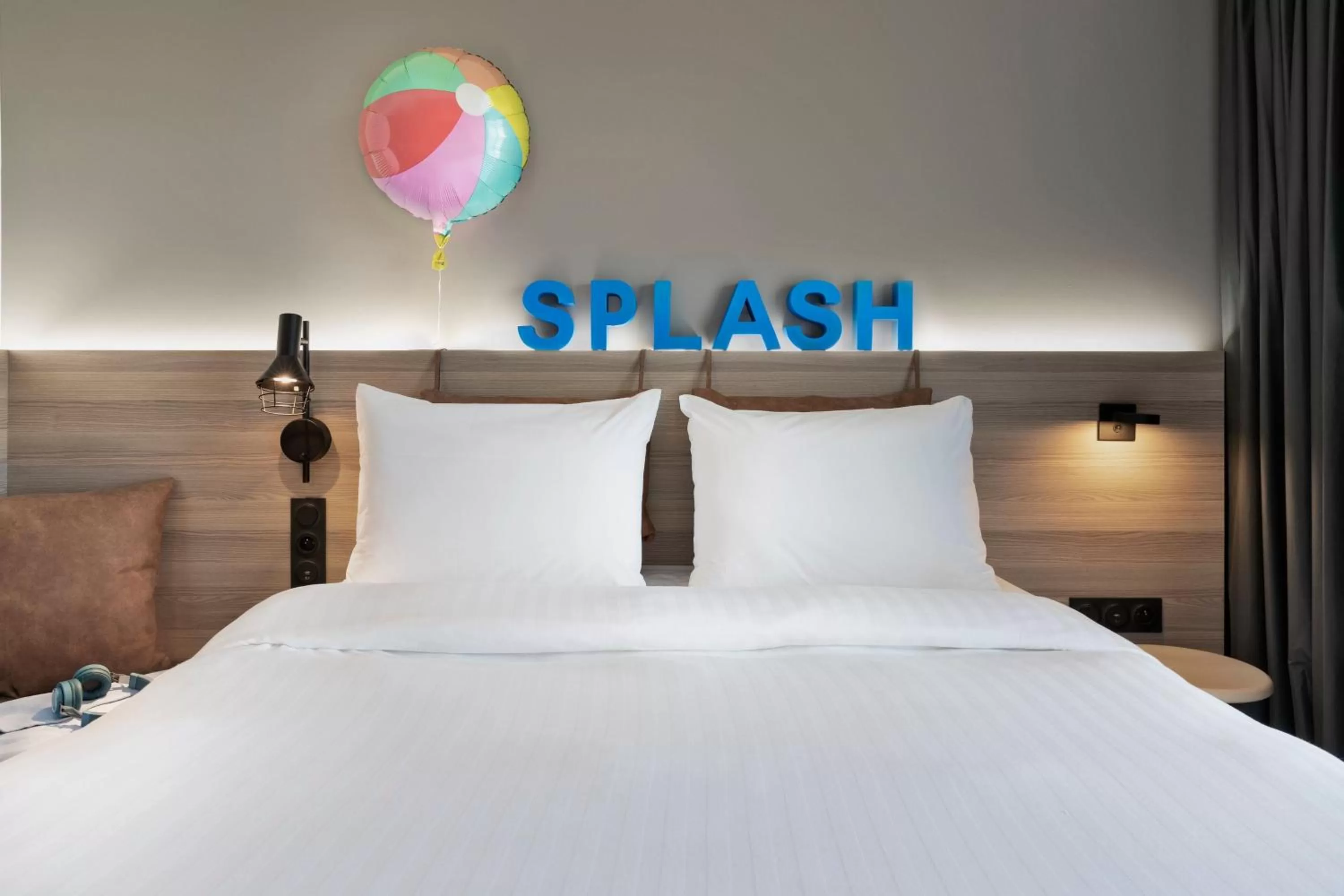 Photo of the whole room, Bed in Moxy La Ciotat