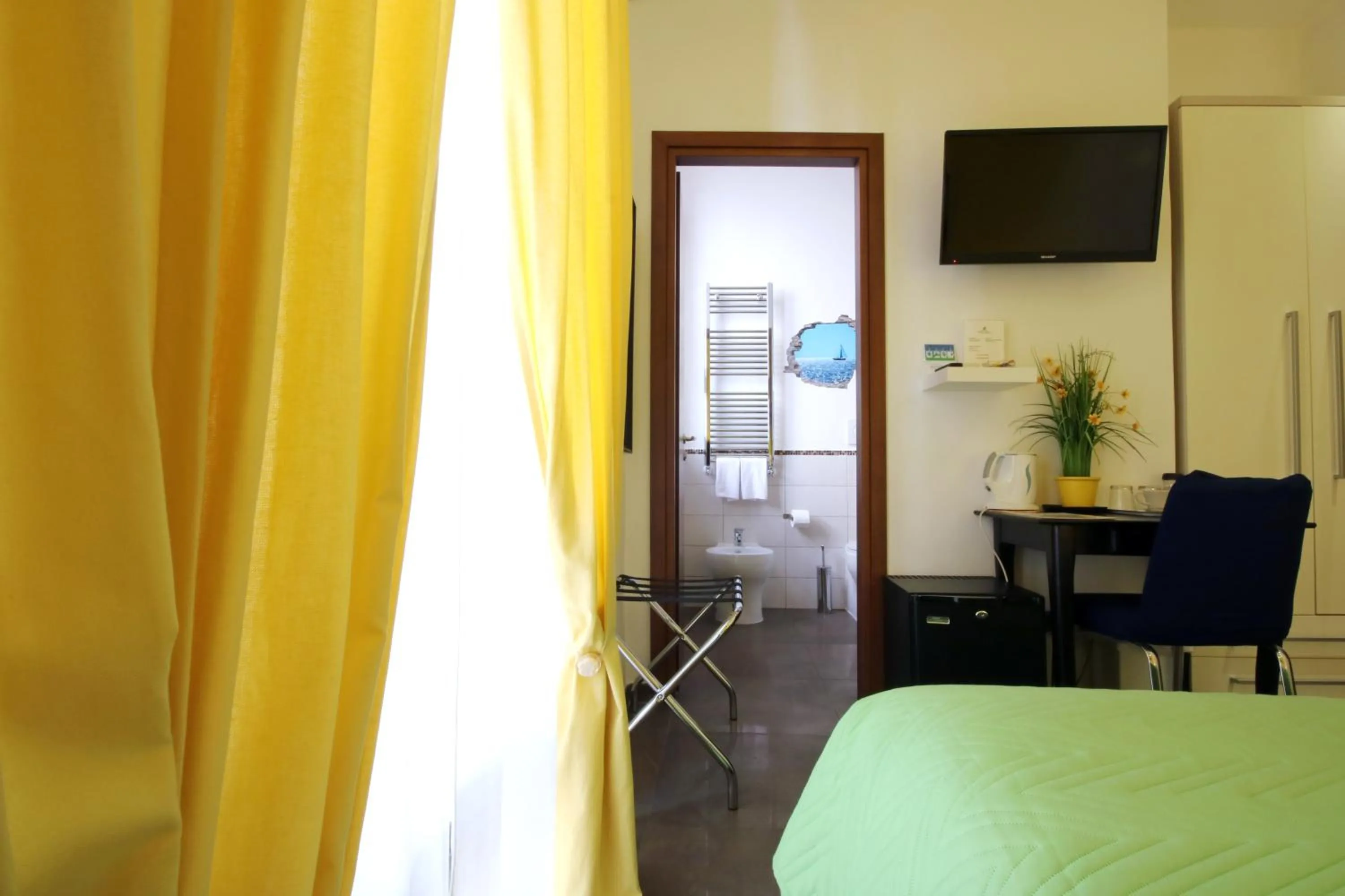 Photo of the whole room, Bed in Vatication B&B