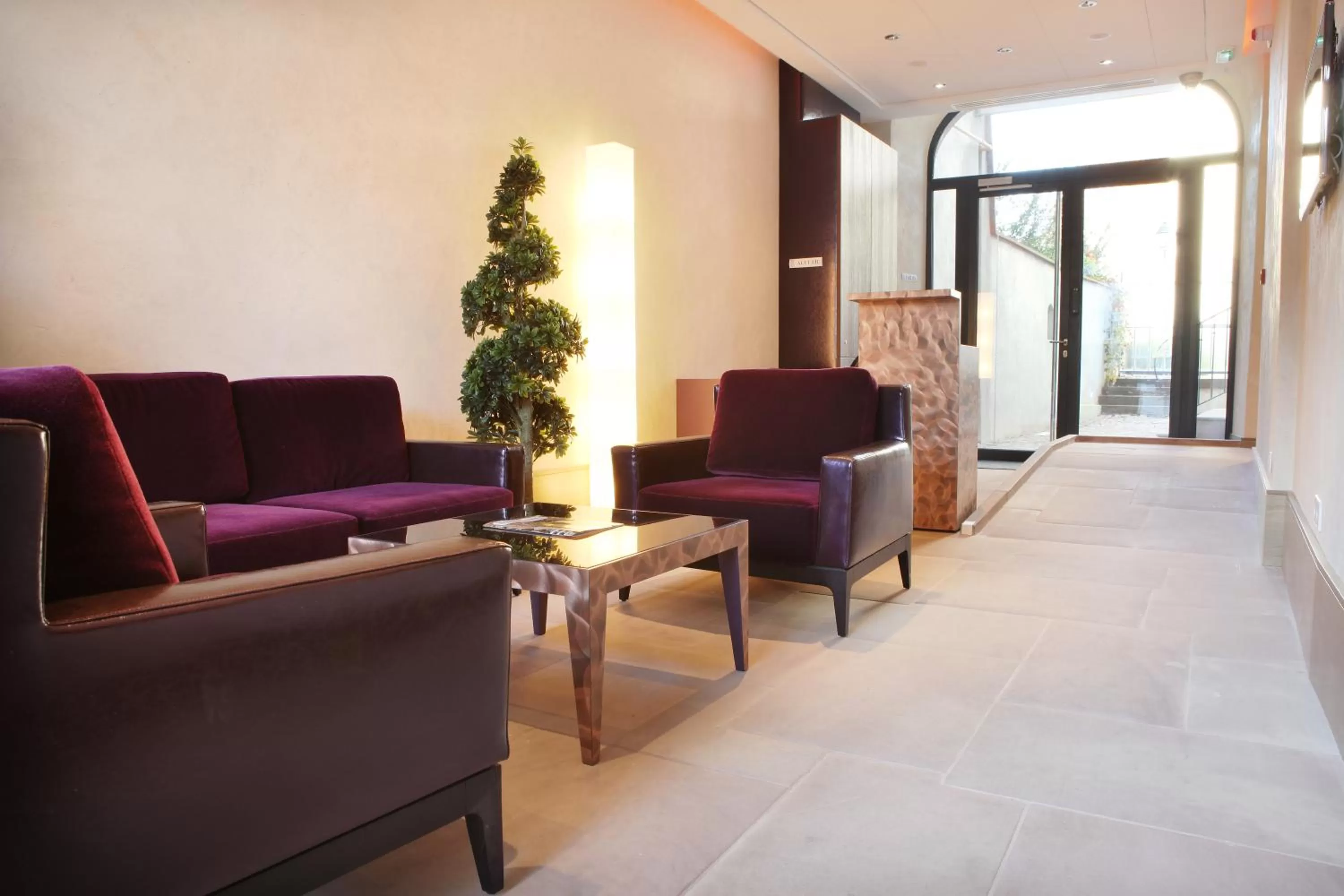 Lobby or reception in Logis Hôtel Ettenheim
