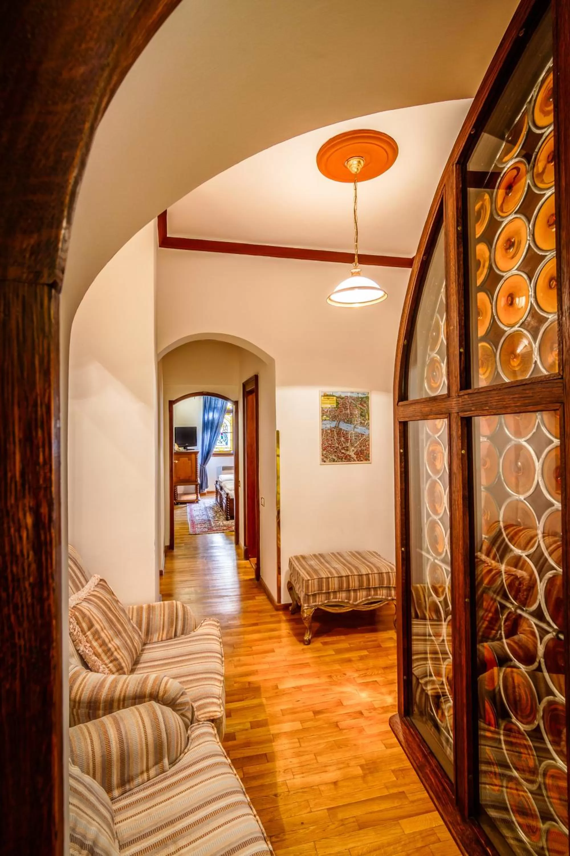 Photo of the whole room, Bed in The King Charles