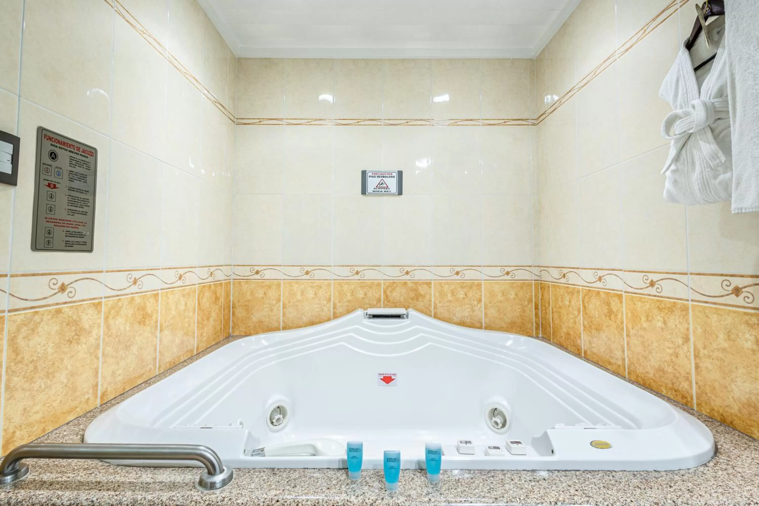 Bath in Suites Inn la Muralla Hotel & Spa