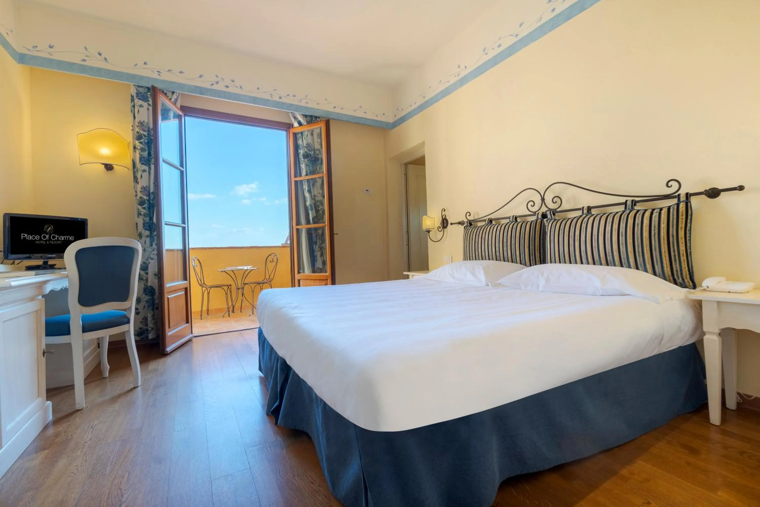 Photo of the whole room, Bed in Hotel Borgo Di Cortefreda - Place of Charme