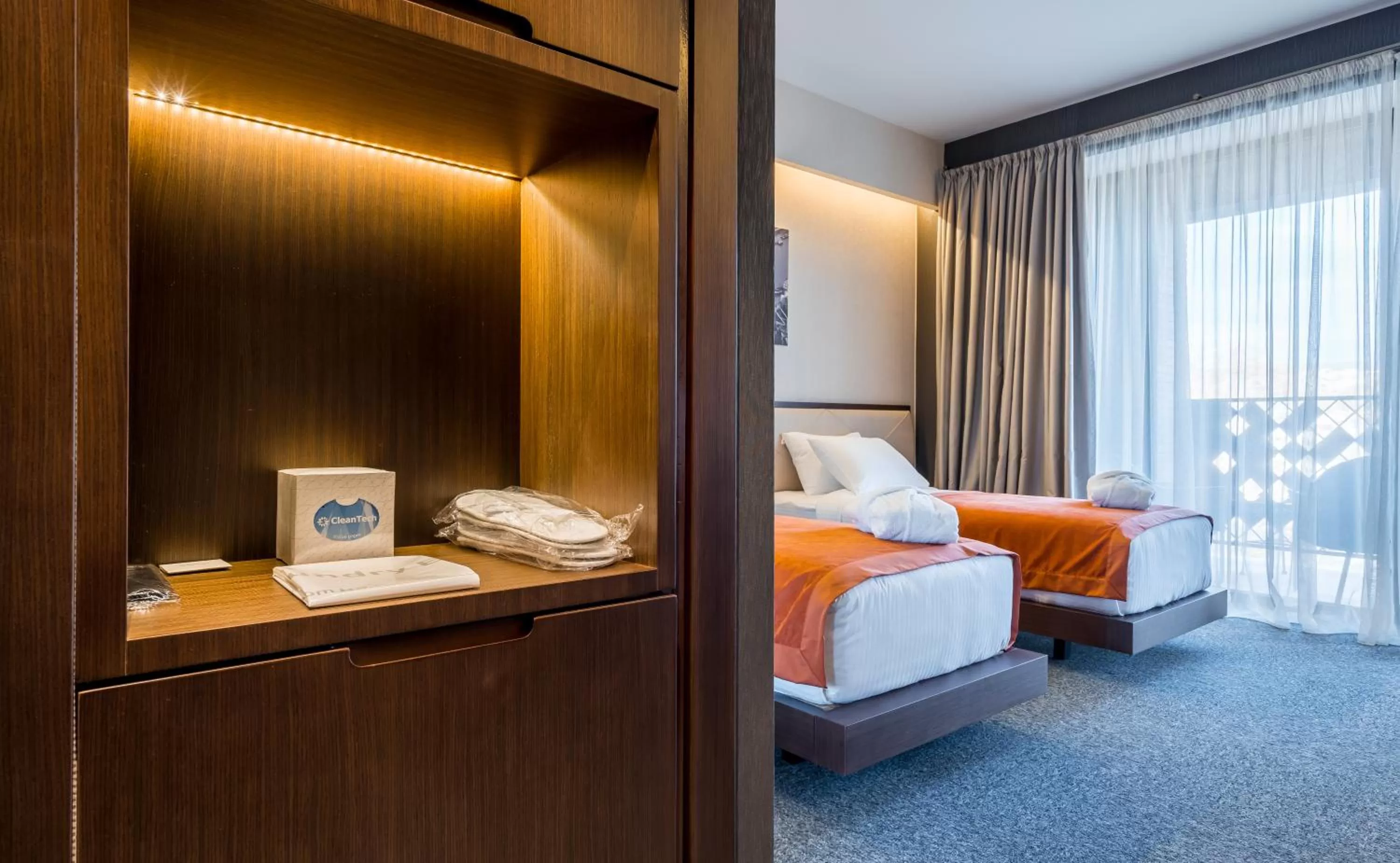 Photo of the whole room, Bed in Bridge Hotel