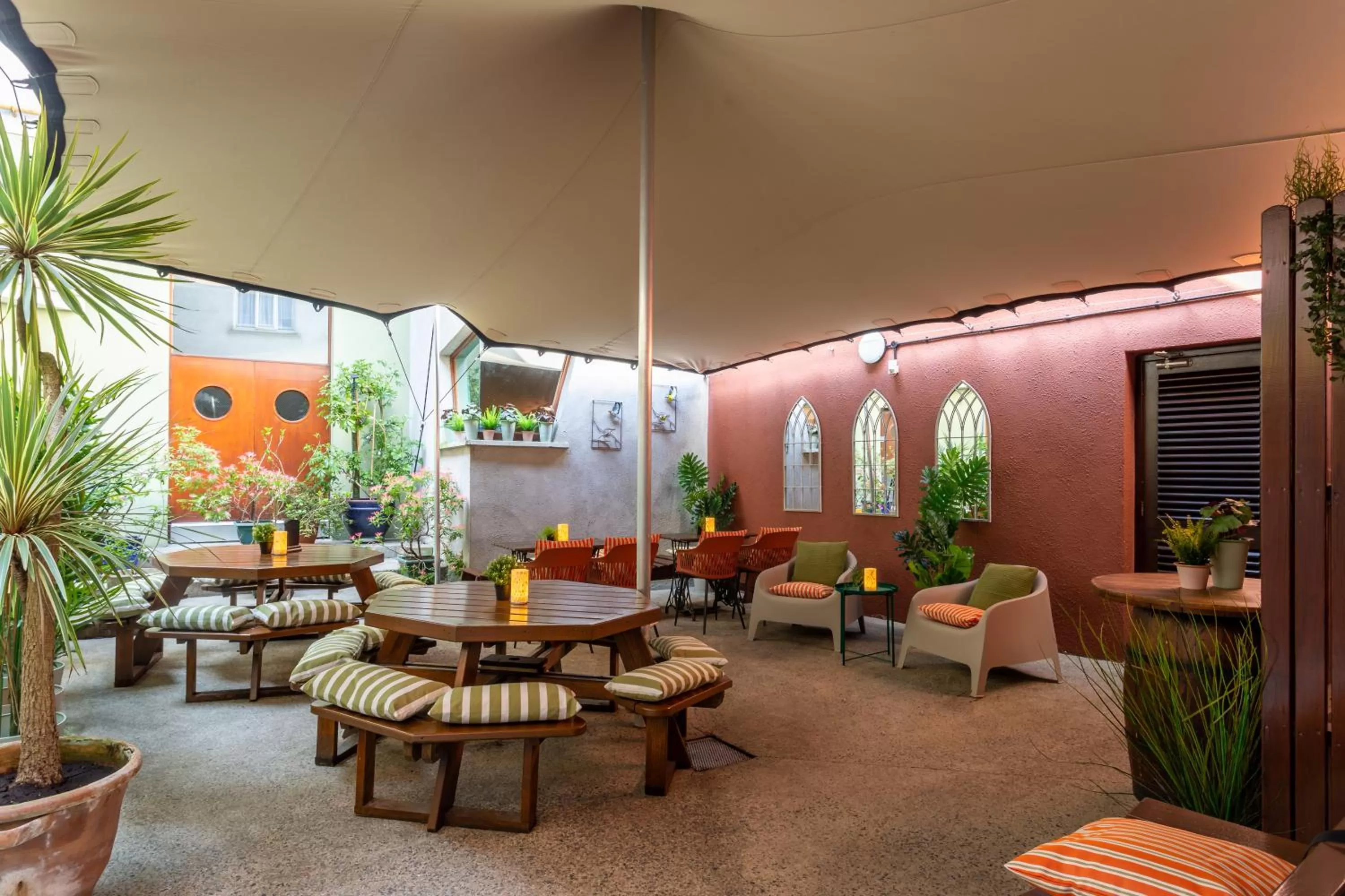 Restaurant/places to eat in Dooley's Hotel