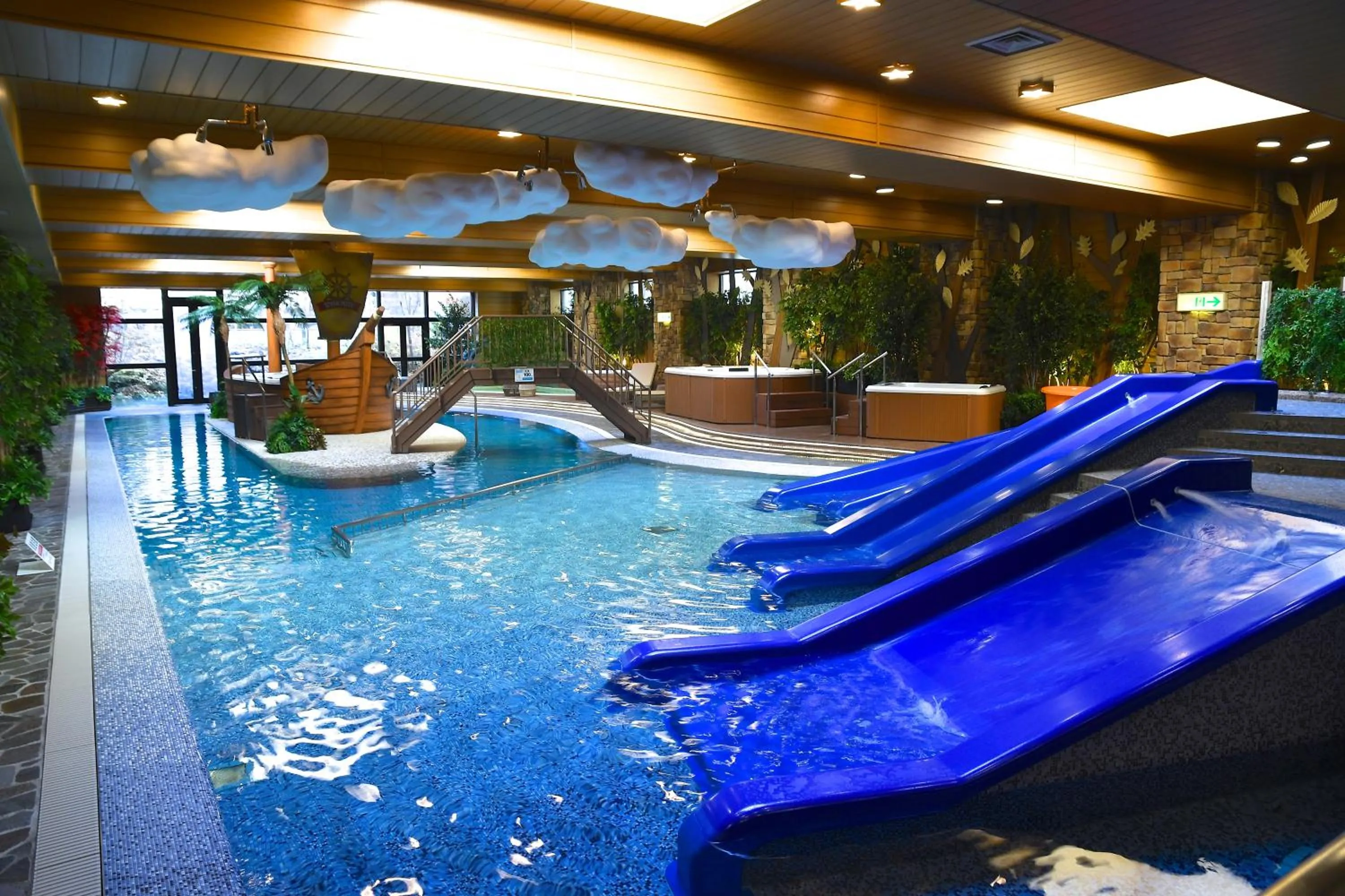 Swimming pool in Karuizawakurabu Hotel 1130 Hewitt Resort