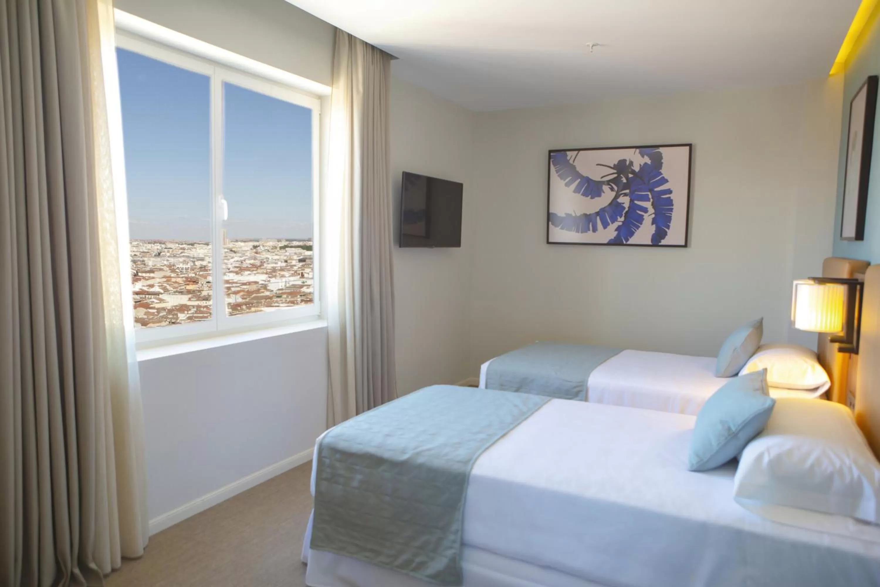 Photo of the whole room, Bed in Riu Plaza España