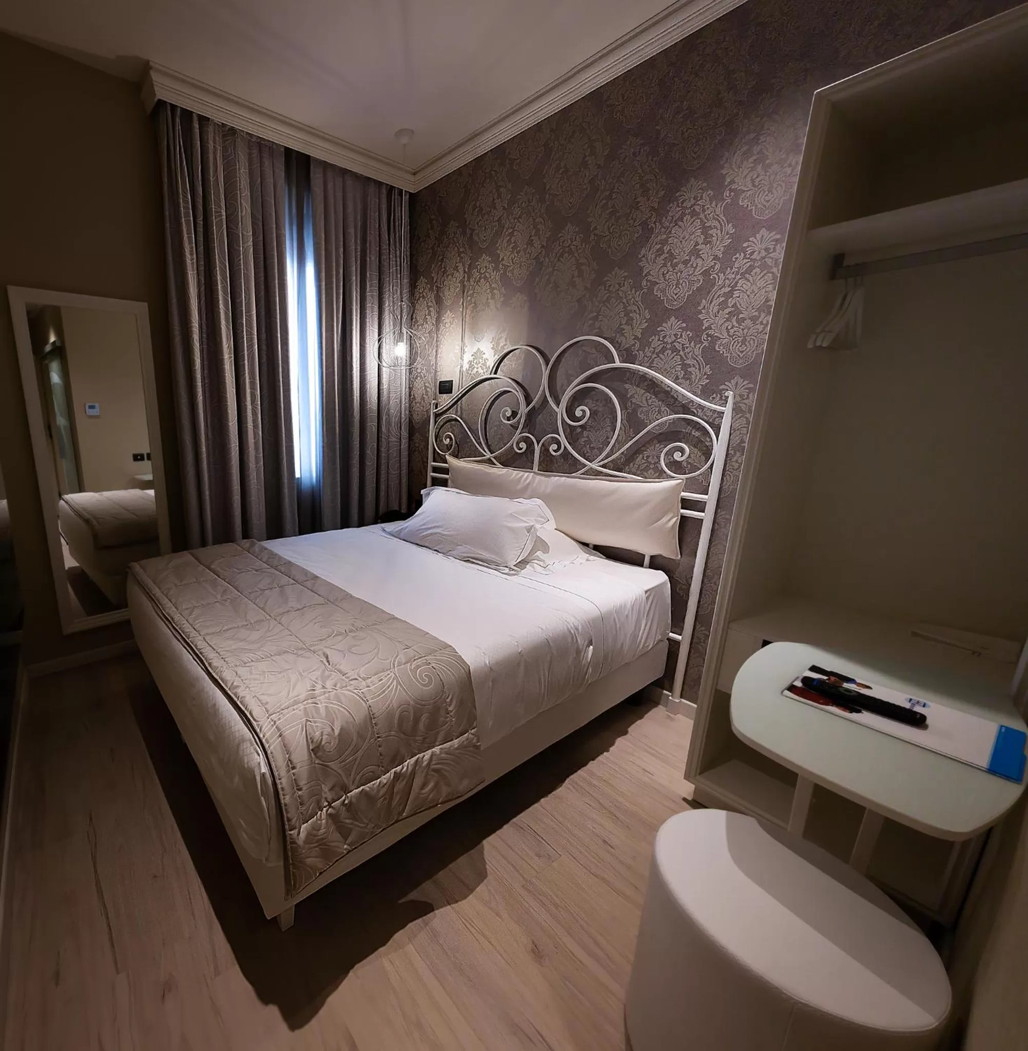 Photo of the whole room, Bed in Zanhotel Regina