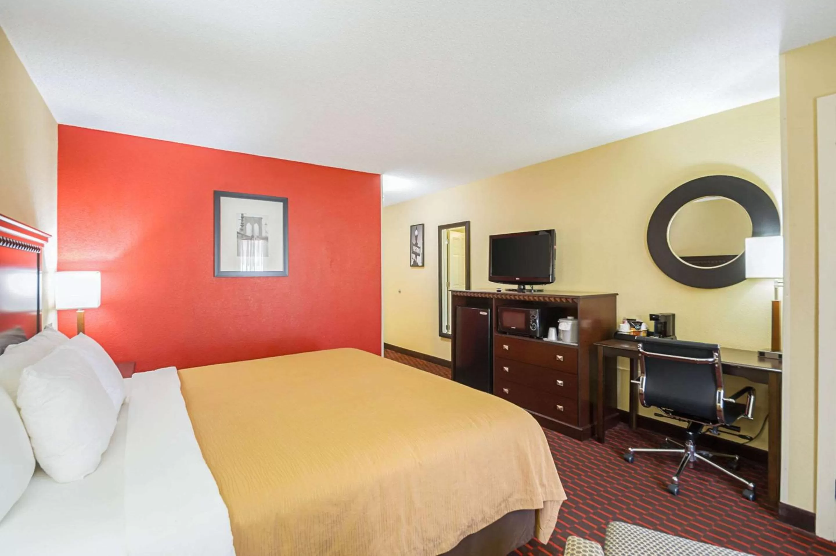 Photo of the whole room, Bed in Quality Inn & Suites Hagerstown