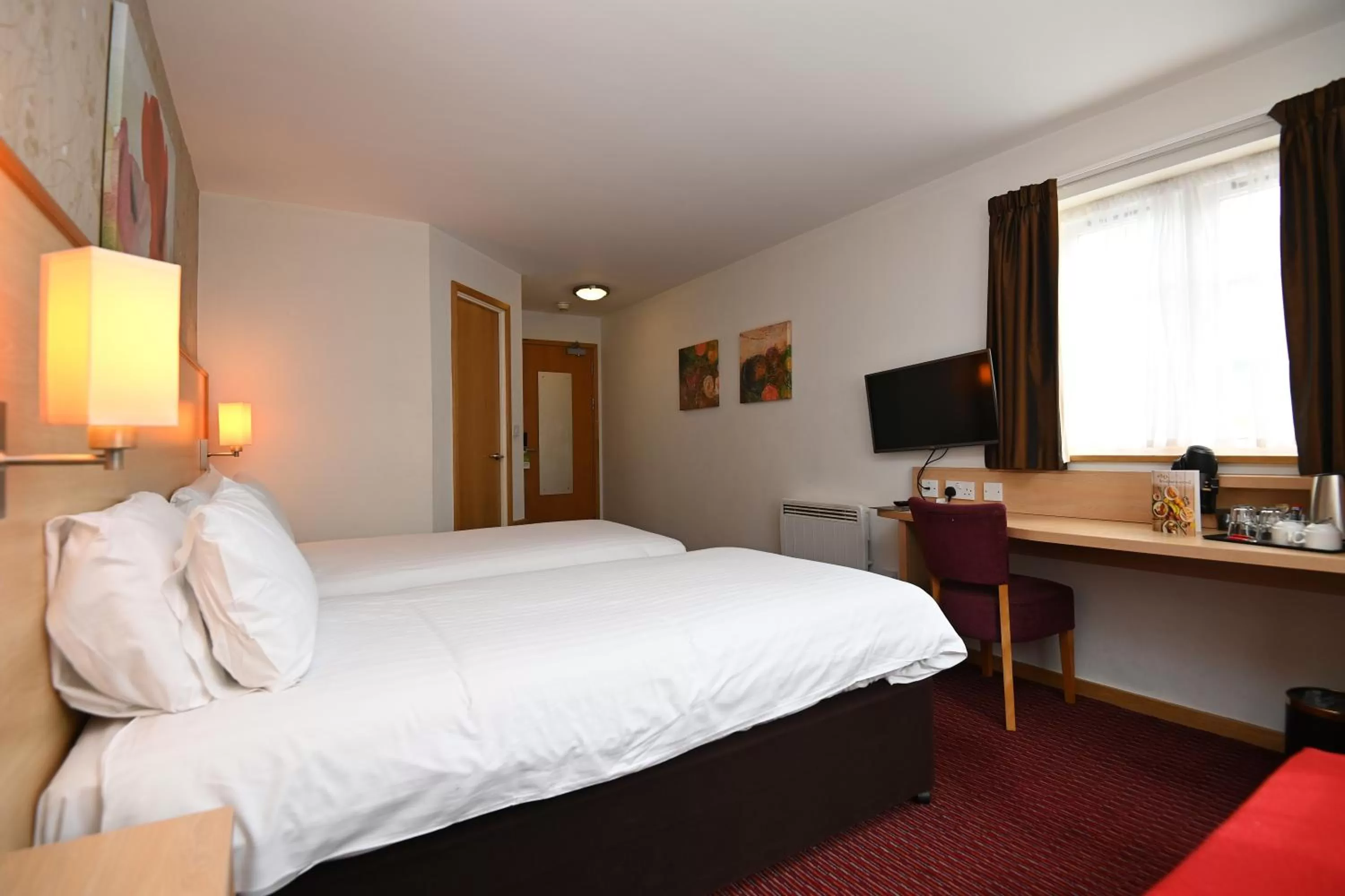 Bedroom, Bed in Meadow Farm Redditch by Marstons Inns