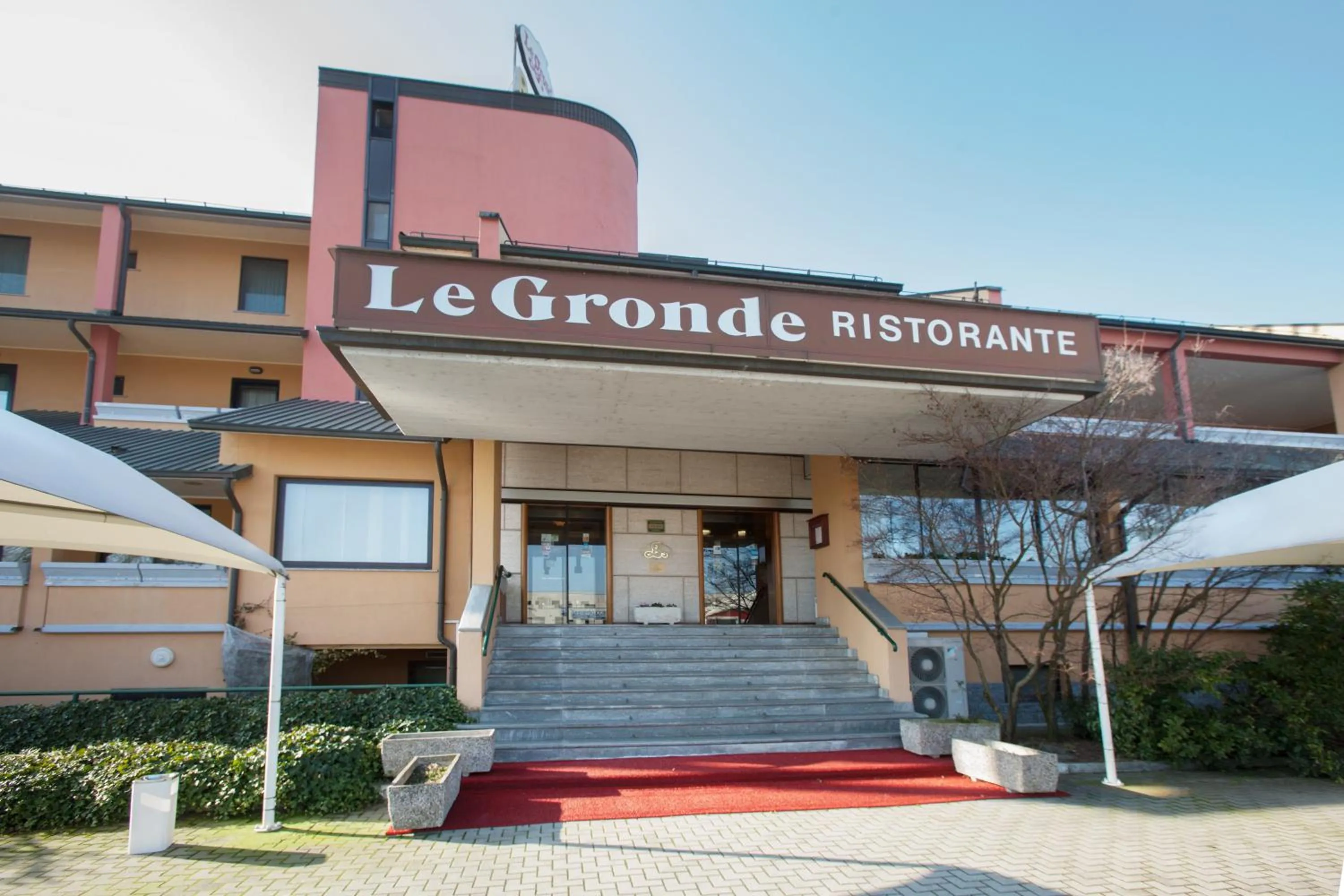 Facade/entrance in Le Gronde