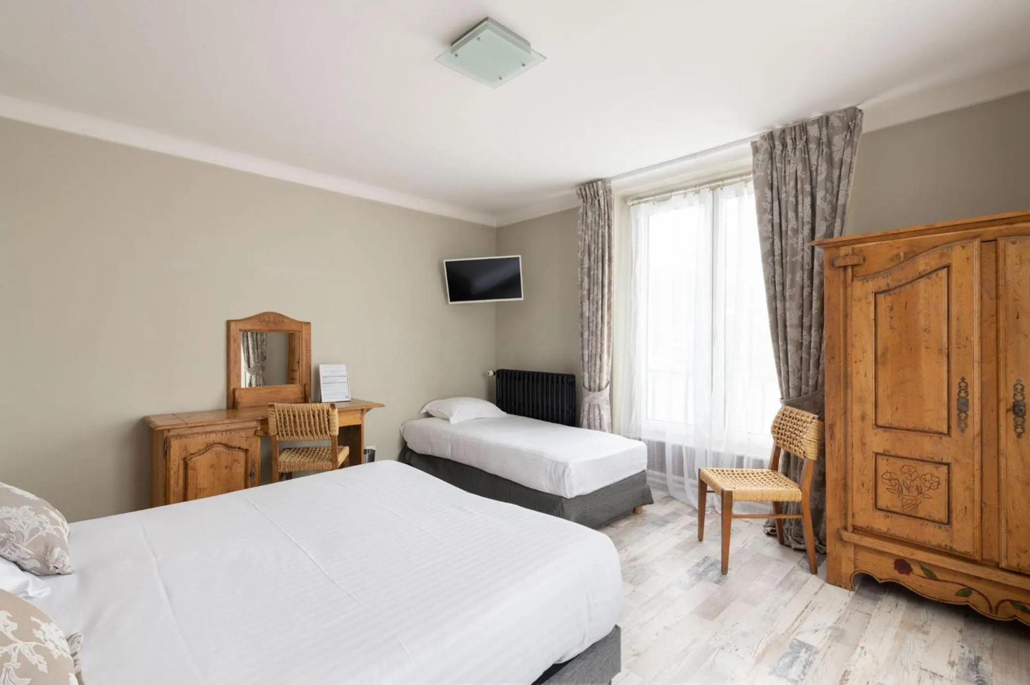 Bed in Hôtel De La Paix