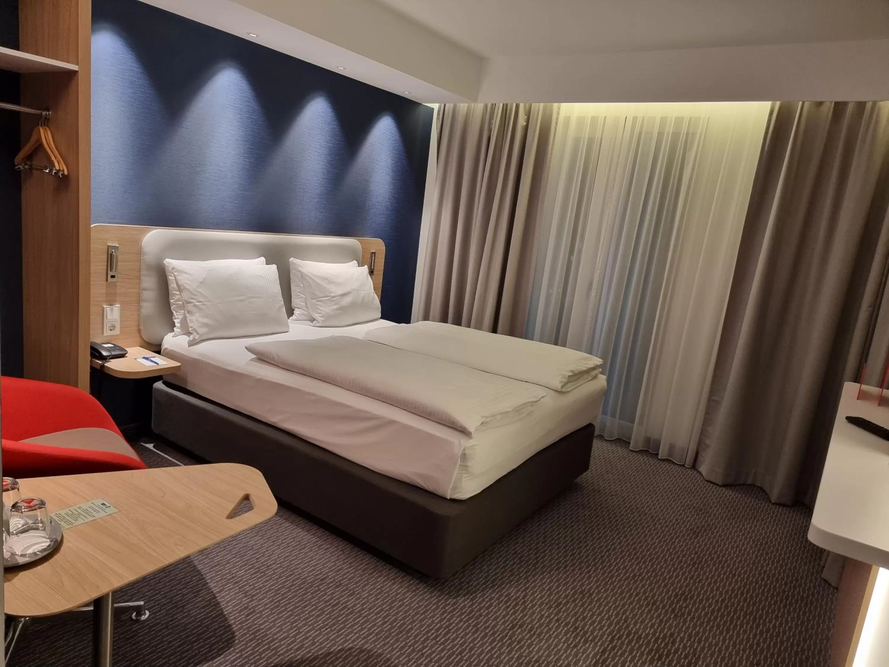 Bed in Holiday Inn Express - Wiesbaden by IHG