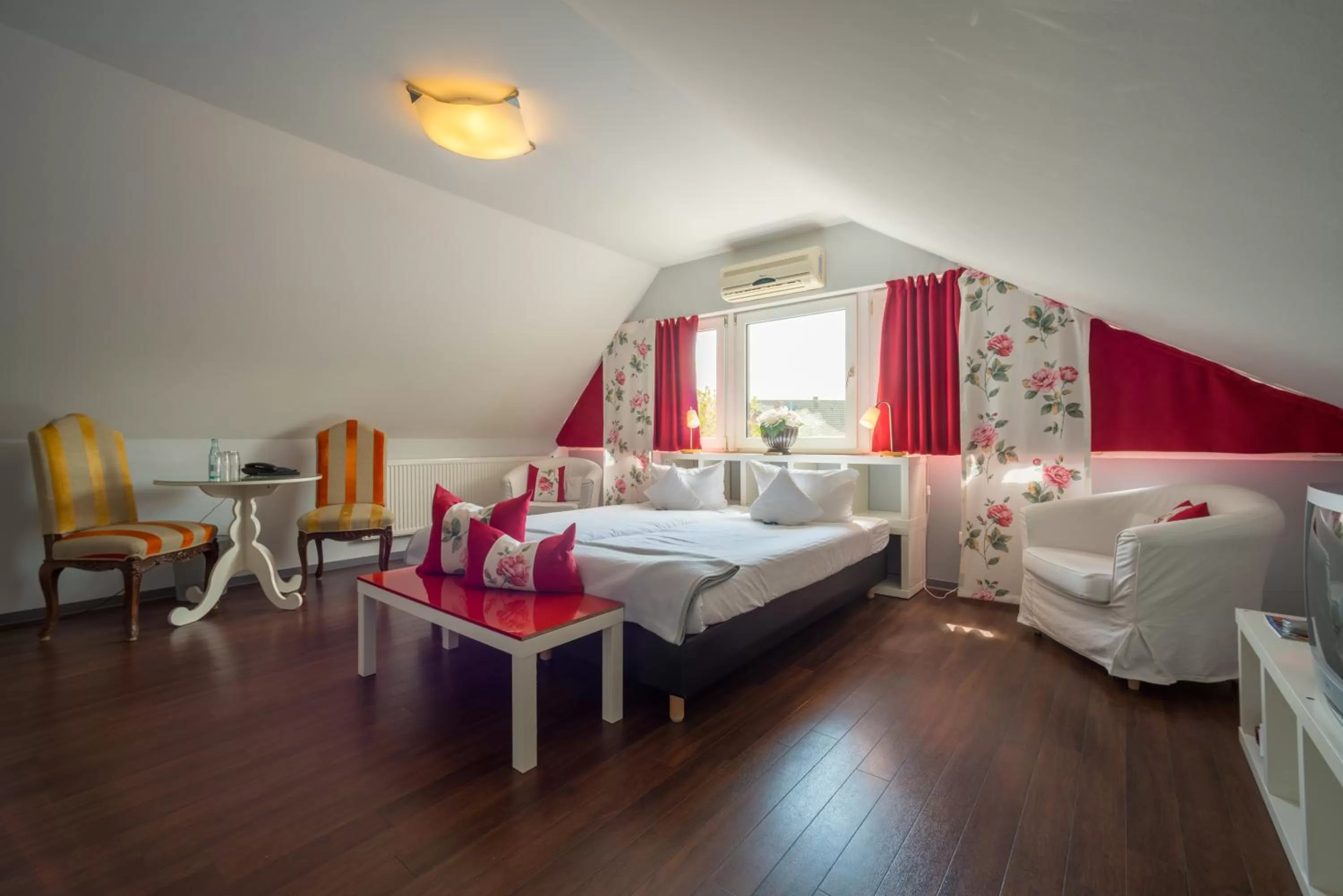 Photo of the whole room, Bed in zuhause bei Hoffmann