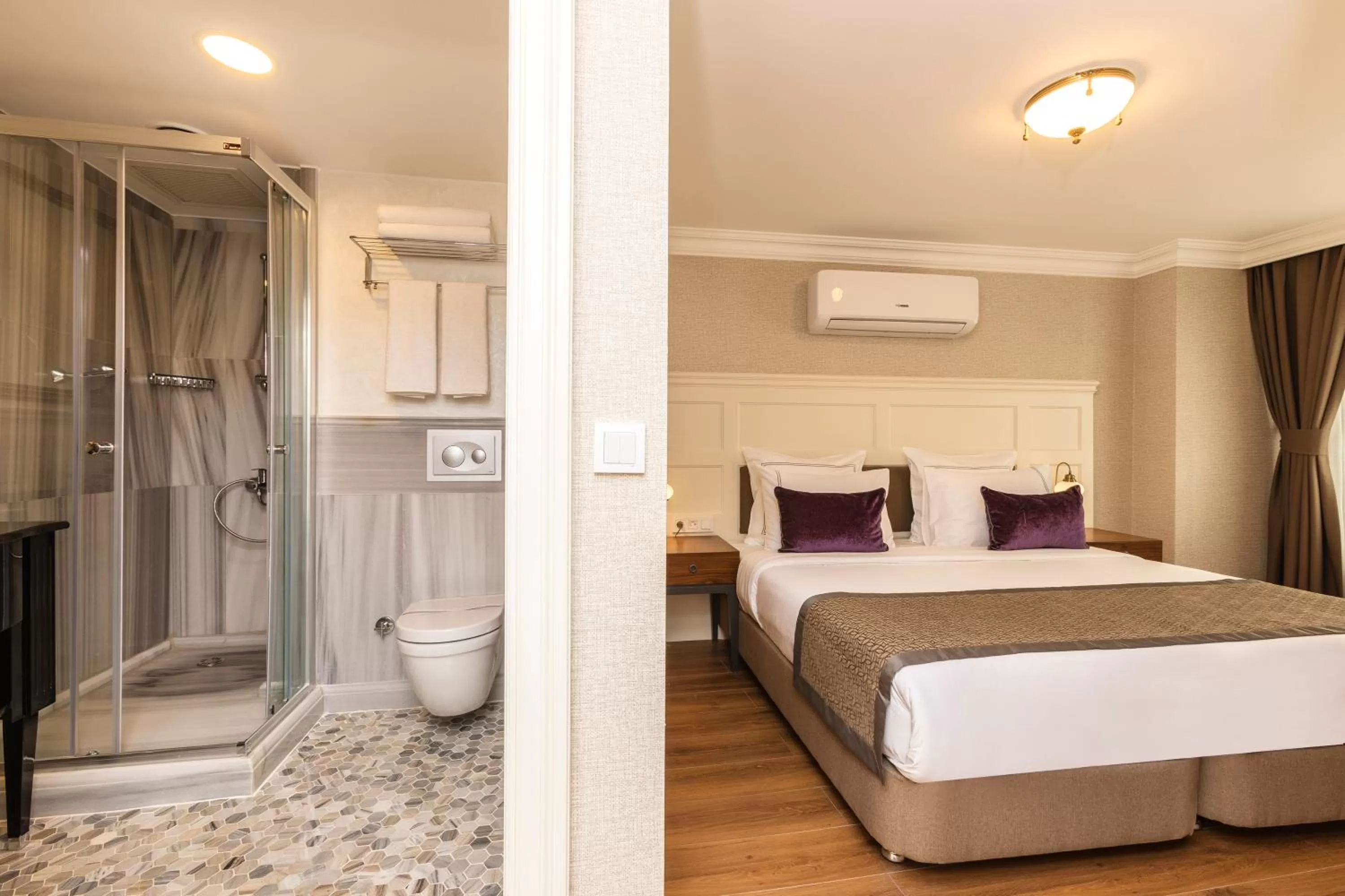 Bathroom, Bed in Meroddi La Porta