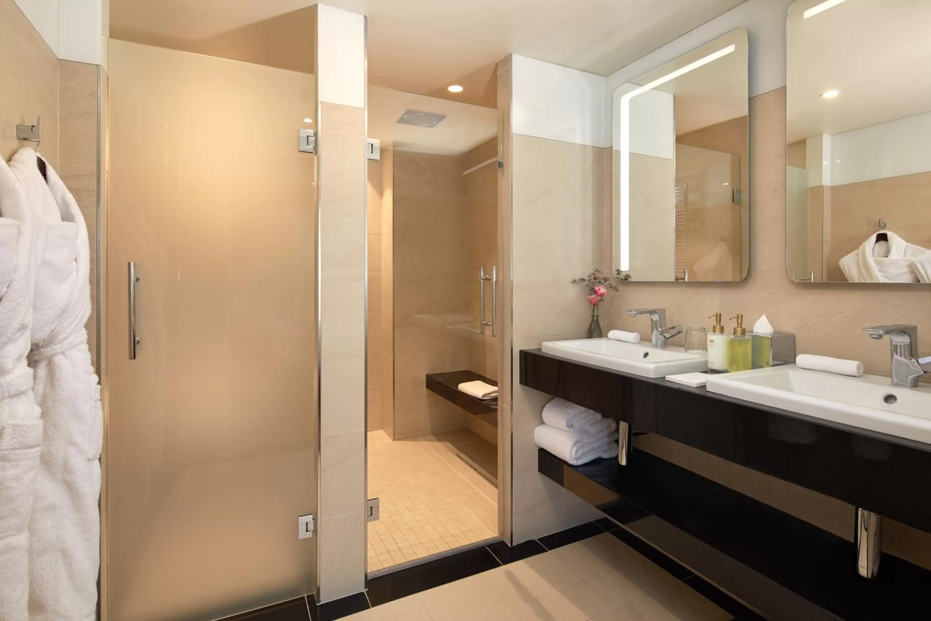 Shower, Bed in Maison Albar - Le Pont-Neuf