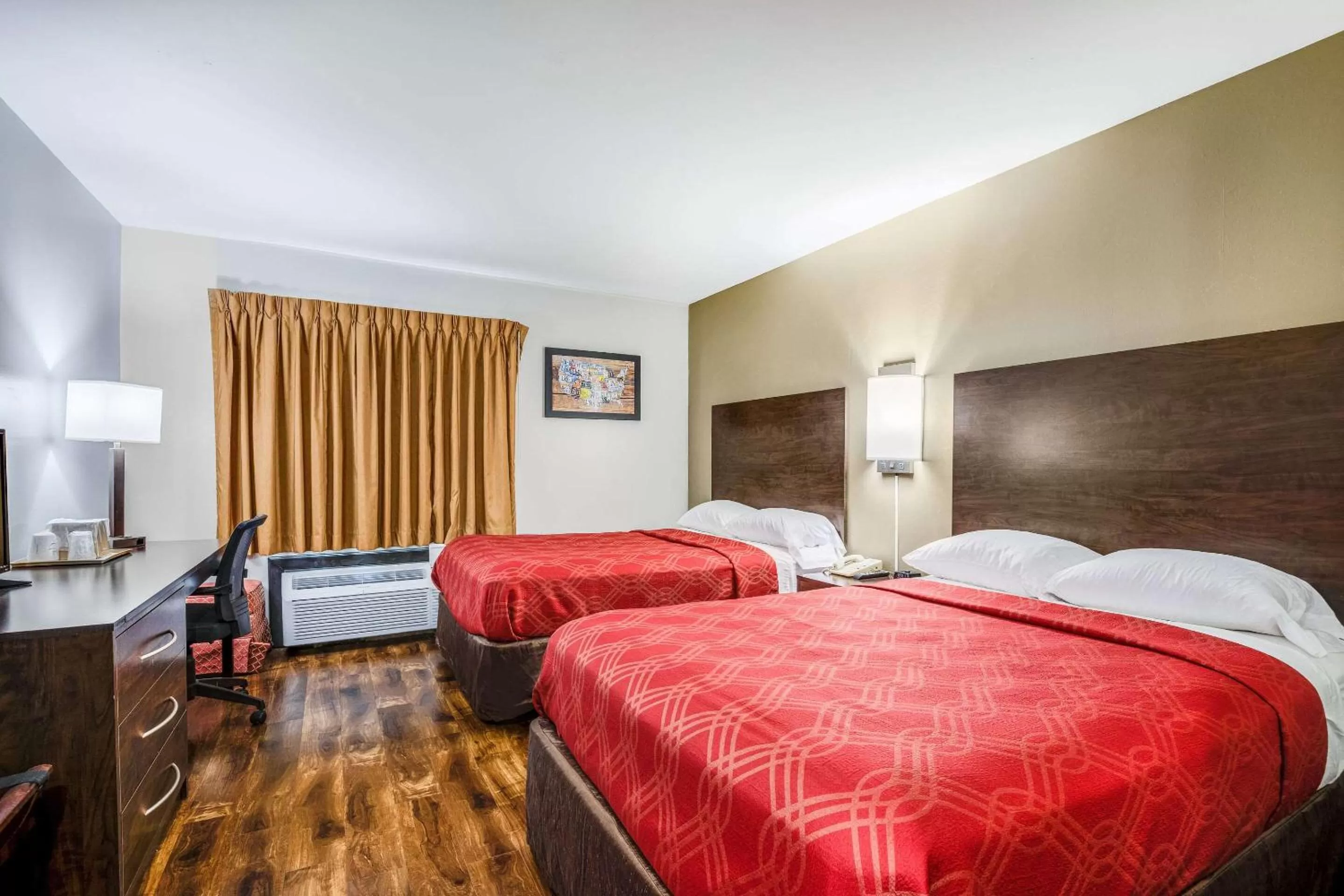 Bedroom, Bed in Econo Lodge Milwaukee Airport