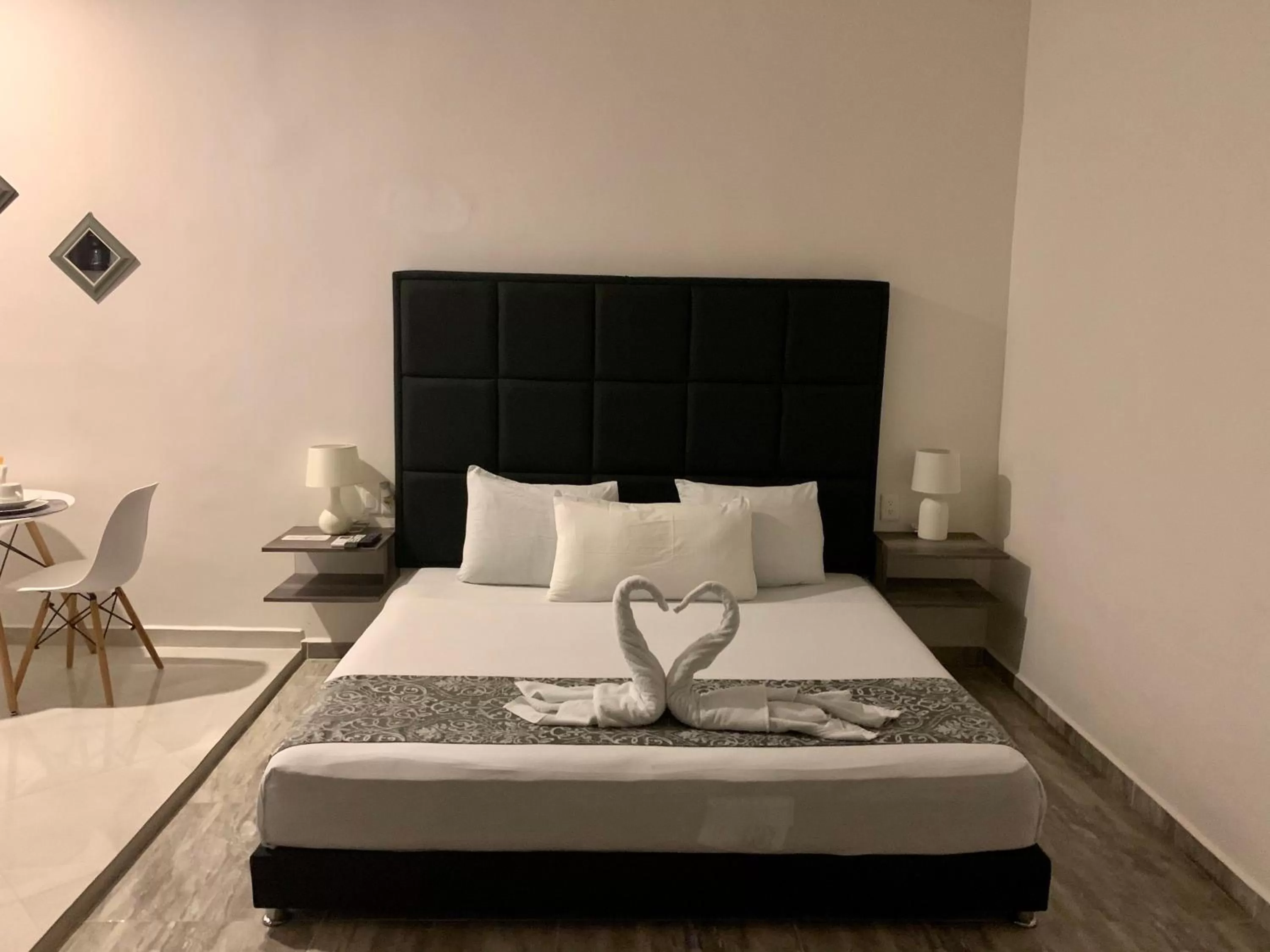 Deluxe King Suite - single occupancy in SILVERSANDS Hotel Boutique - 5Th Ave