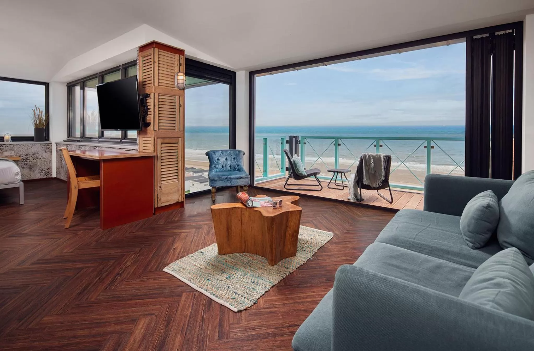 Junior Suite with Sea View in Beachhouse Hotel