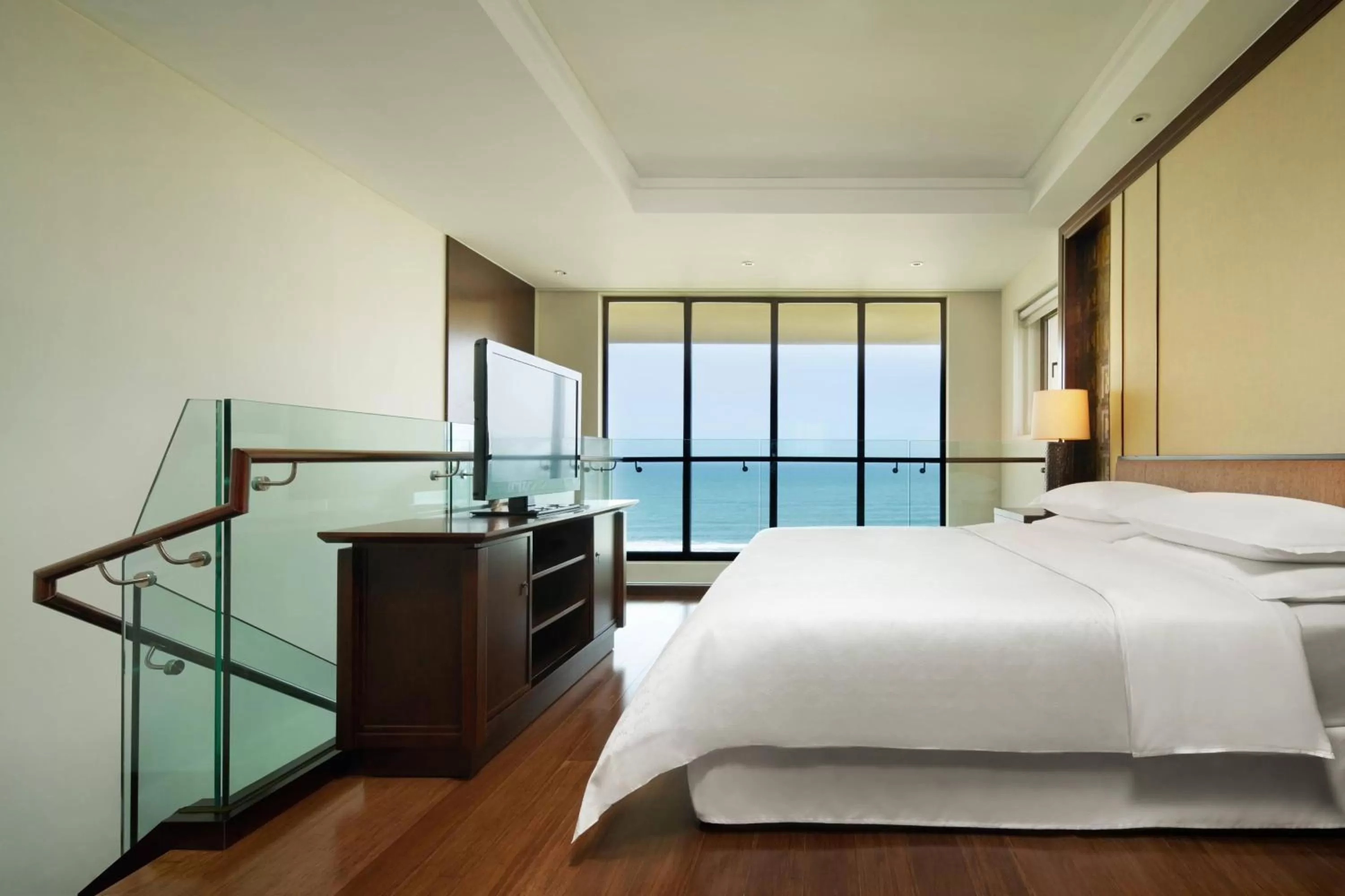 Photo of the whole room, Bed in Sheraton Shenzhou Peninsula Resort