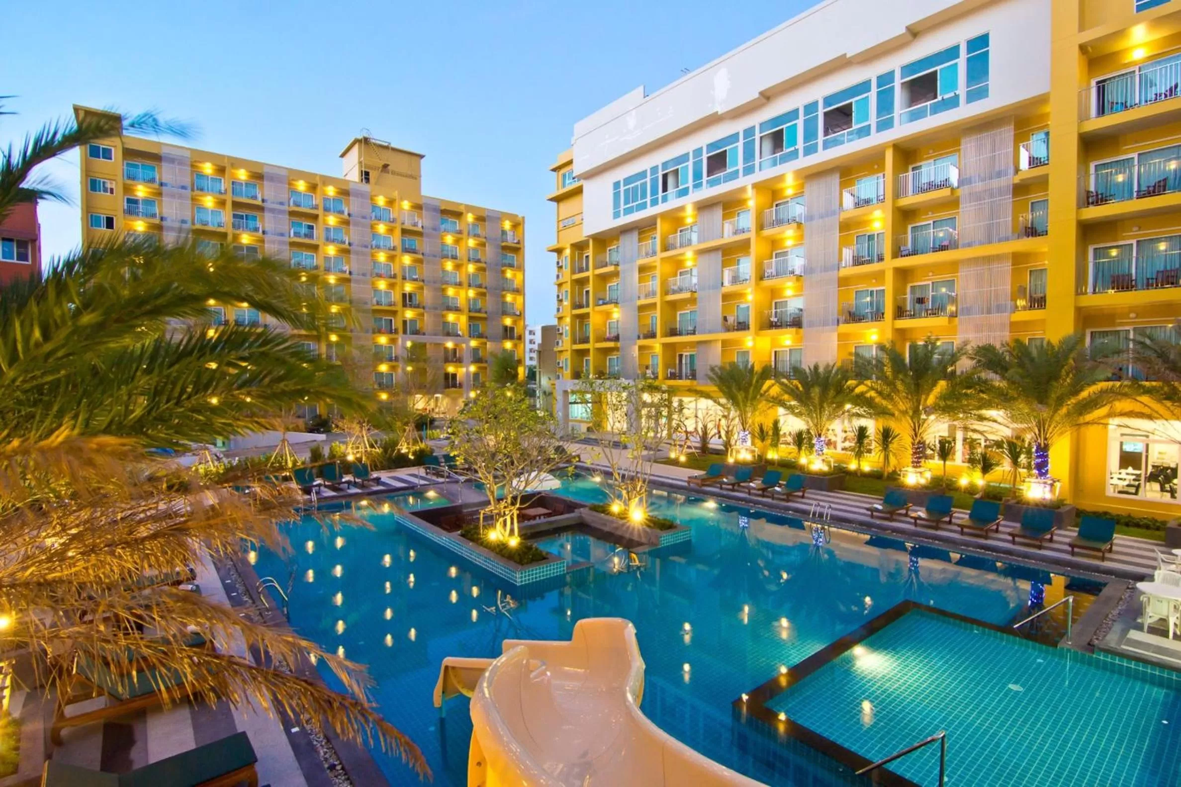 Swimming pool in Bella Express