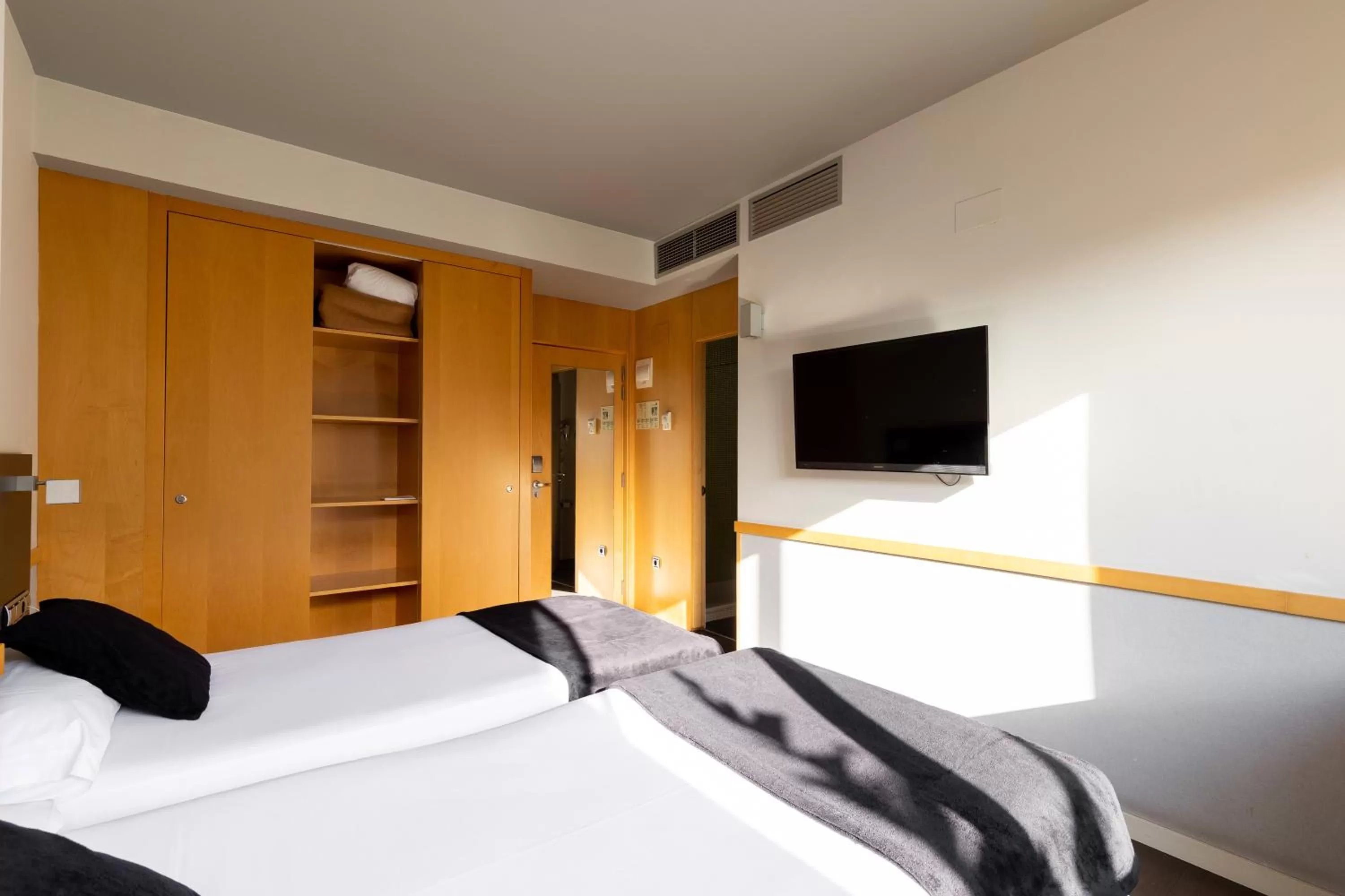 Photo of the whole room, Bed in Onix Liceo