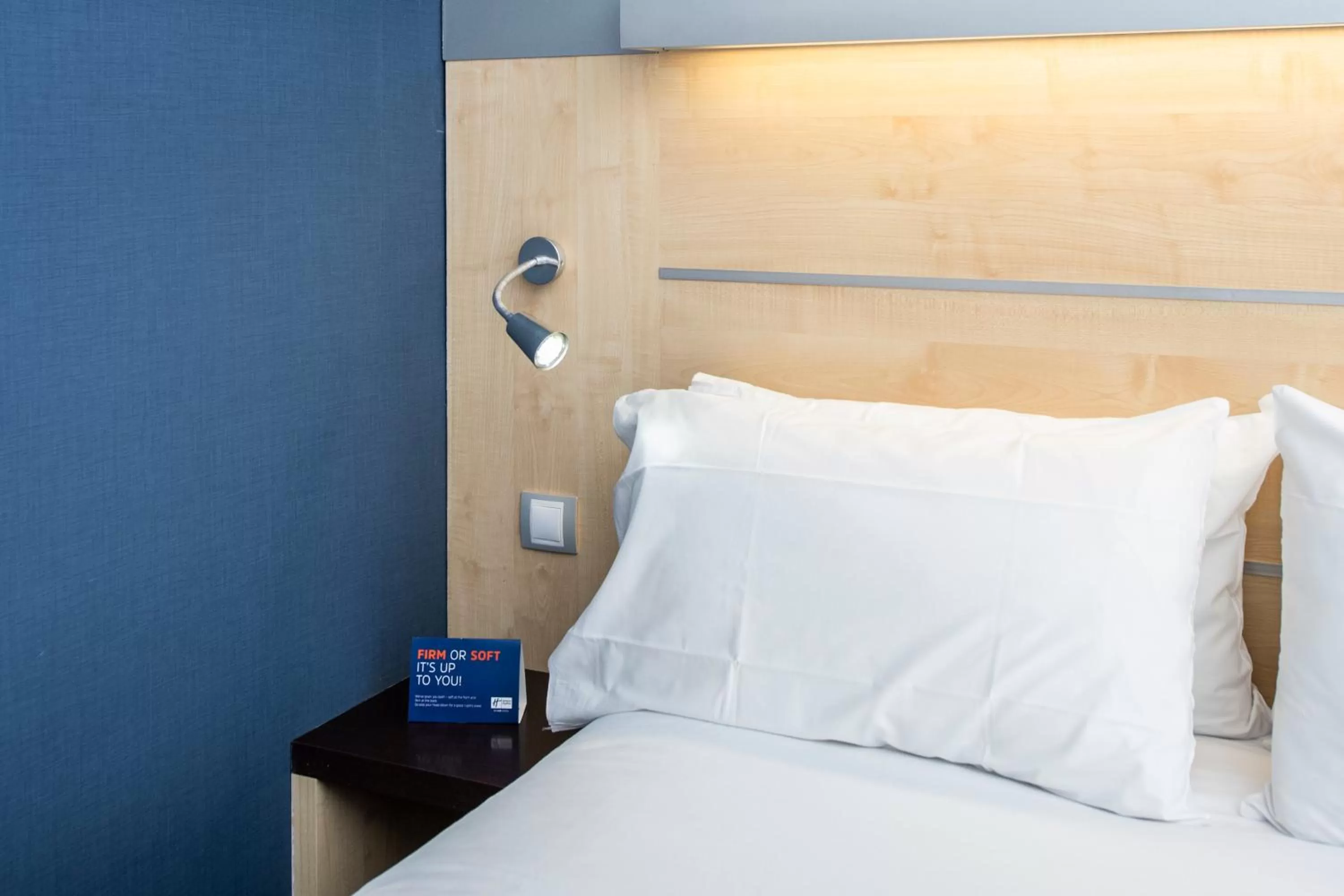 Property building, Bed in Holiday Inn Express Sant Cugat by IHG