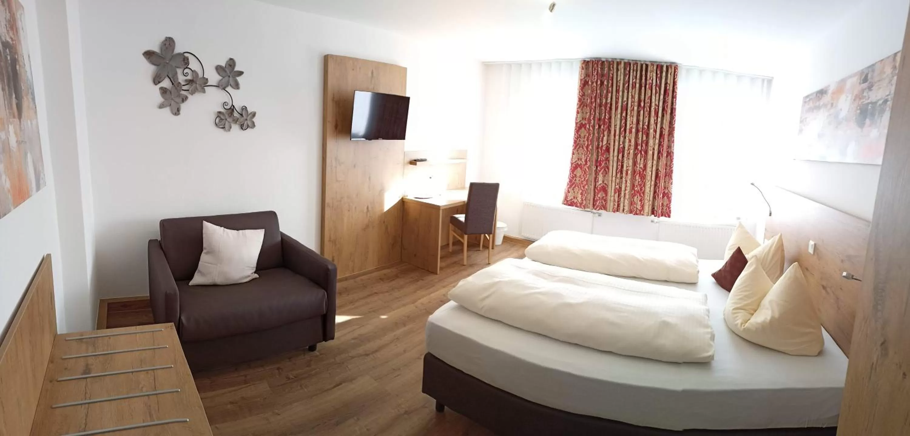 Photo of the whole room, Bed in Hotel - Gasthof Erber