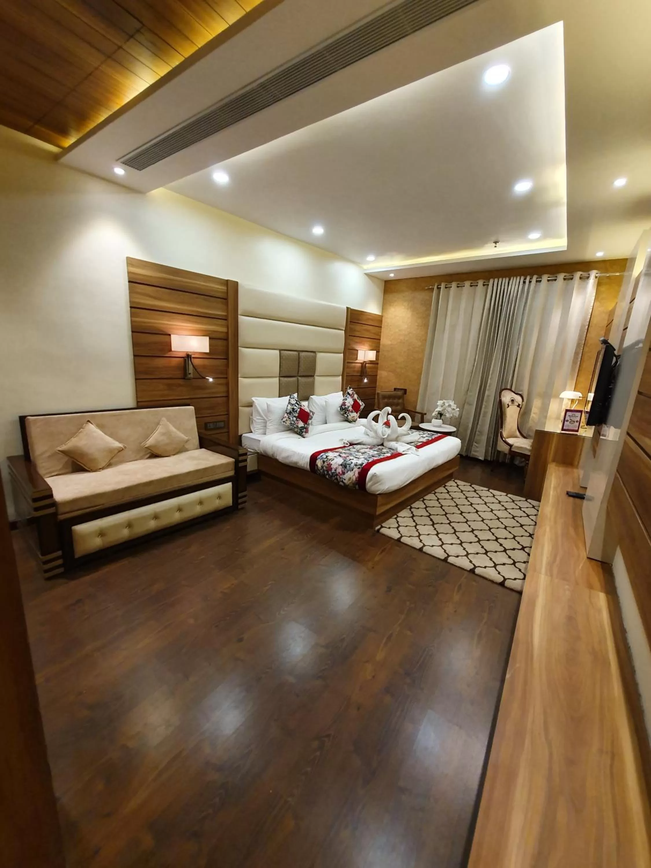Bed in Hotel Makhan Residency