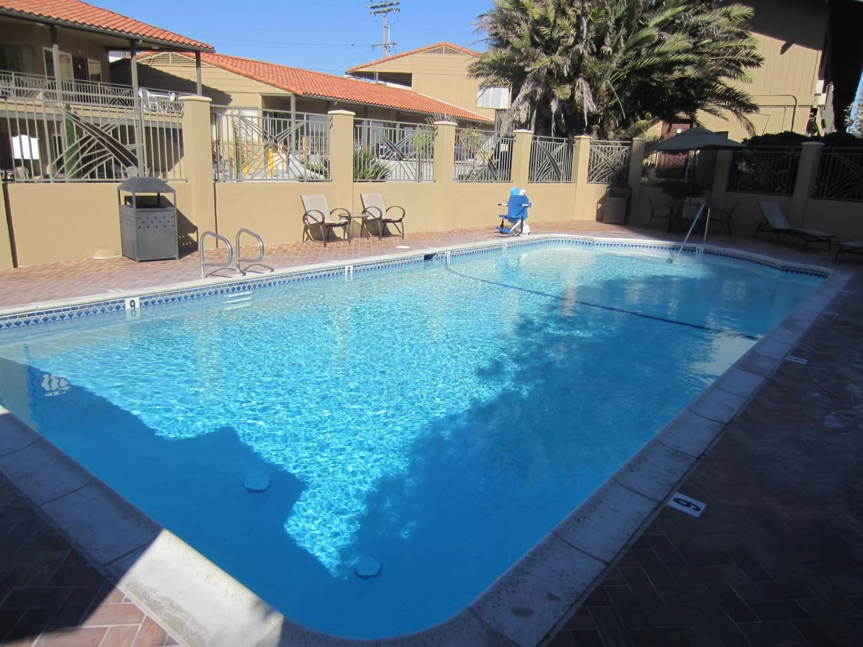 Swimming pool in Pacific Shores Inn