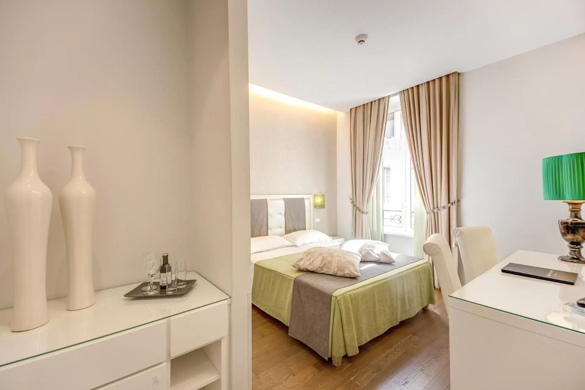 Photo of the whole room, Bed in Roma Boutique Hotel