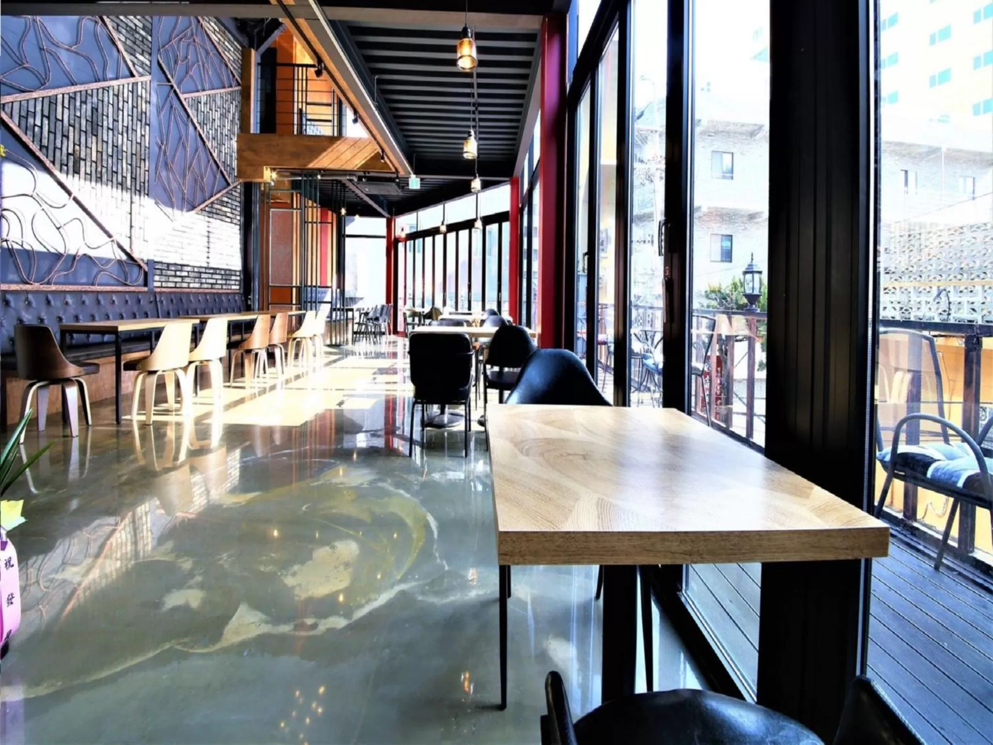 Restaurant/places to eat in Elysee Hotel