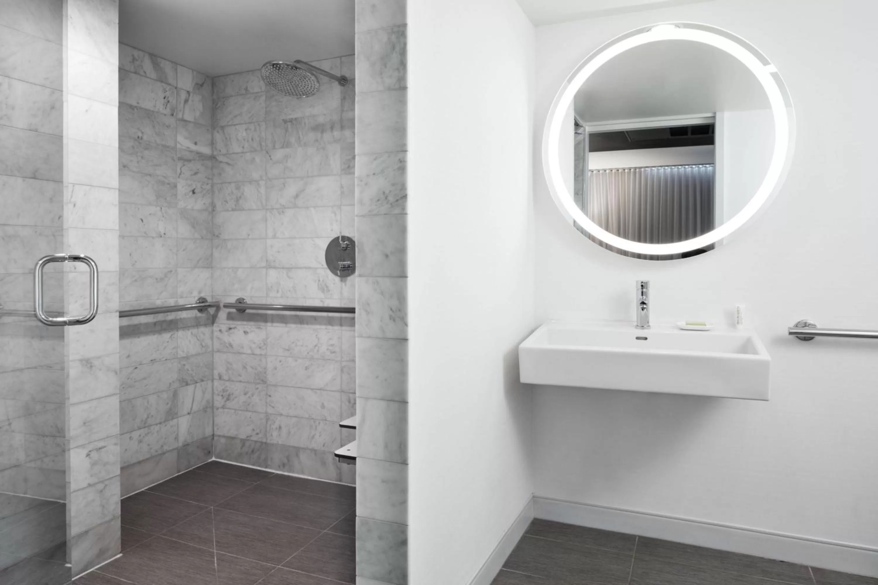 Photo of the whole room in Le Méridien Chicago - Oakbrook Center