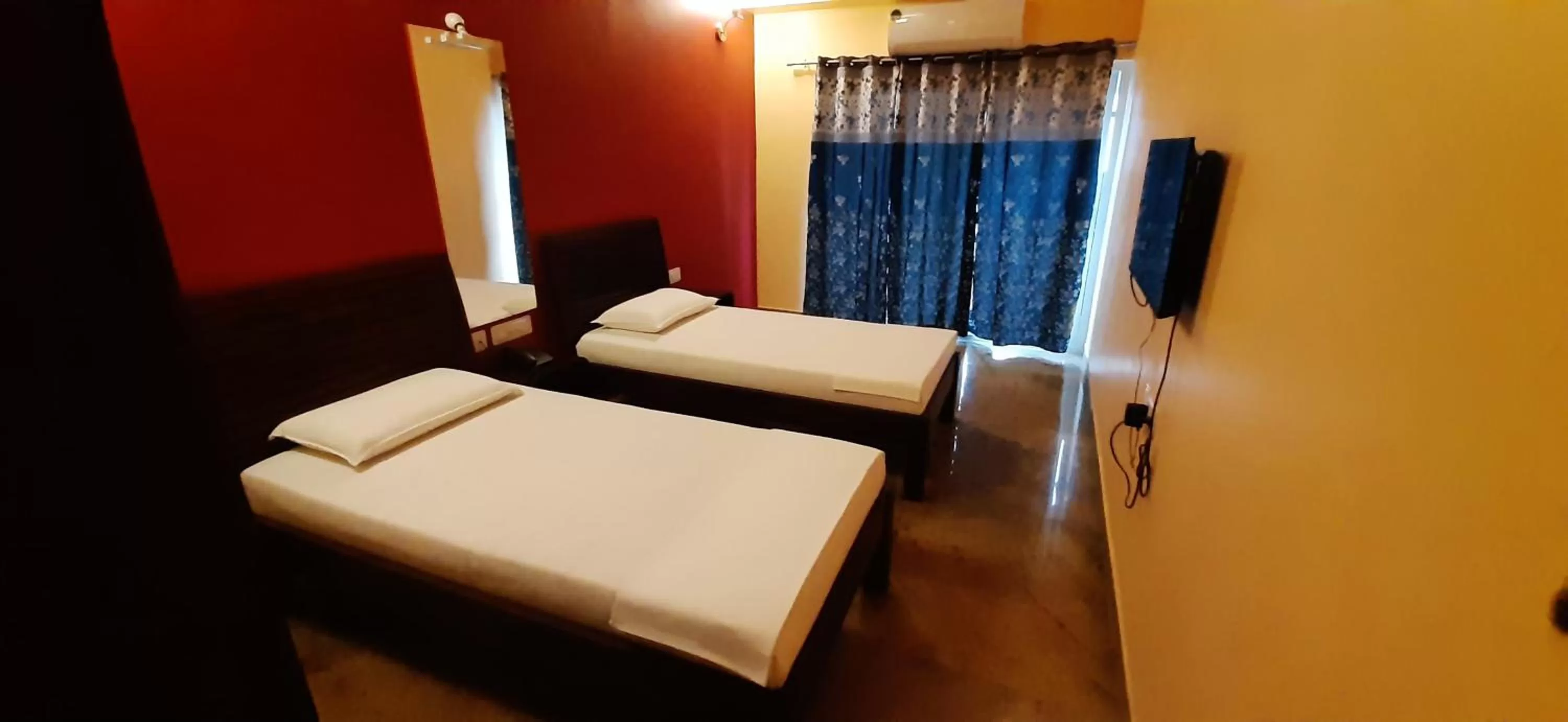 Photo of the whole room, Bed in Chandru De Green