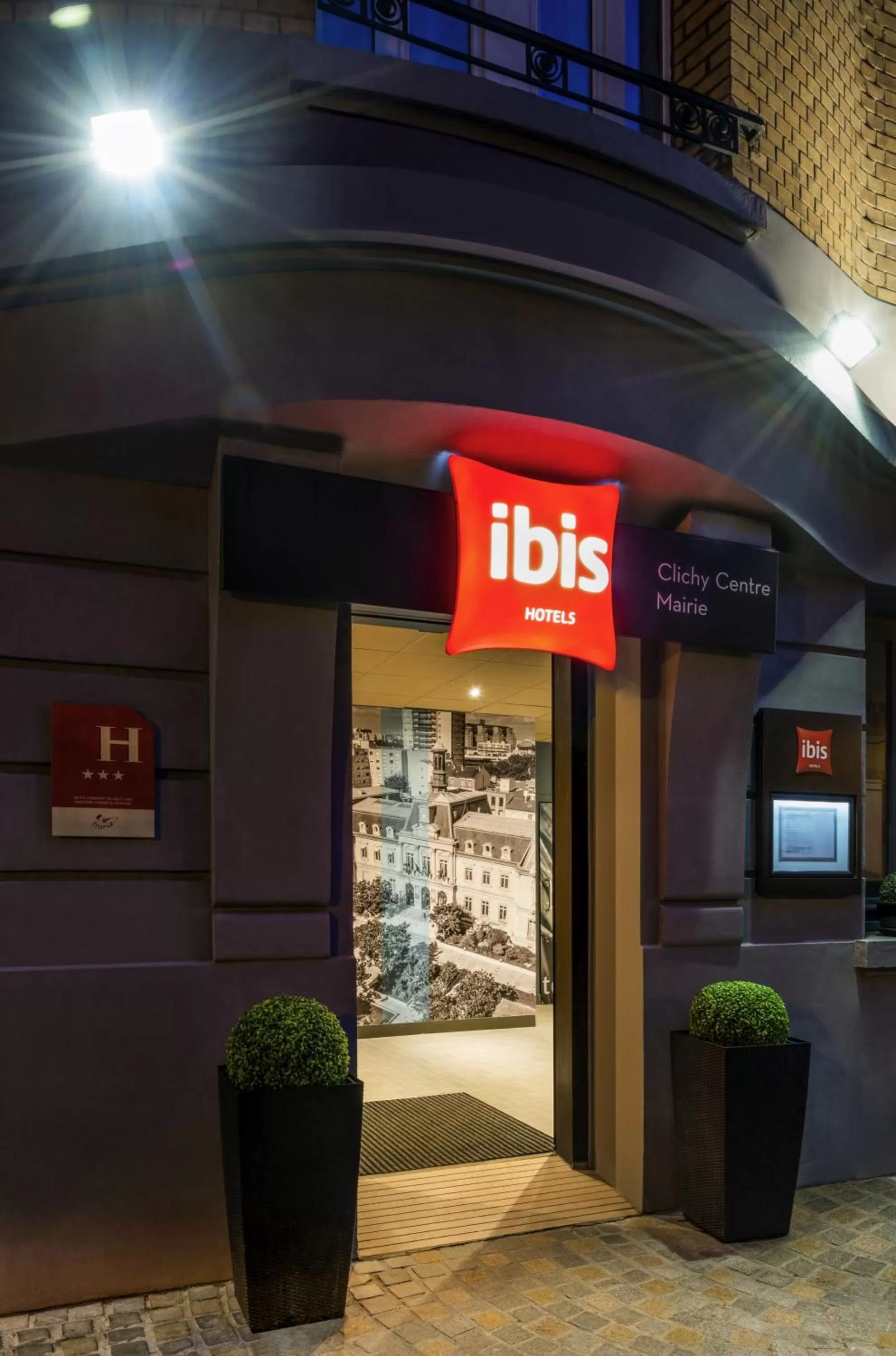 Facade/entrance in ibis Clichy Centre Mairie