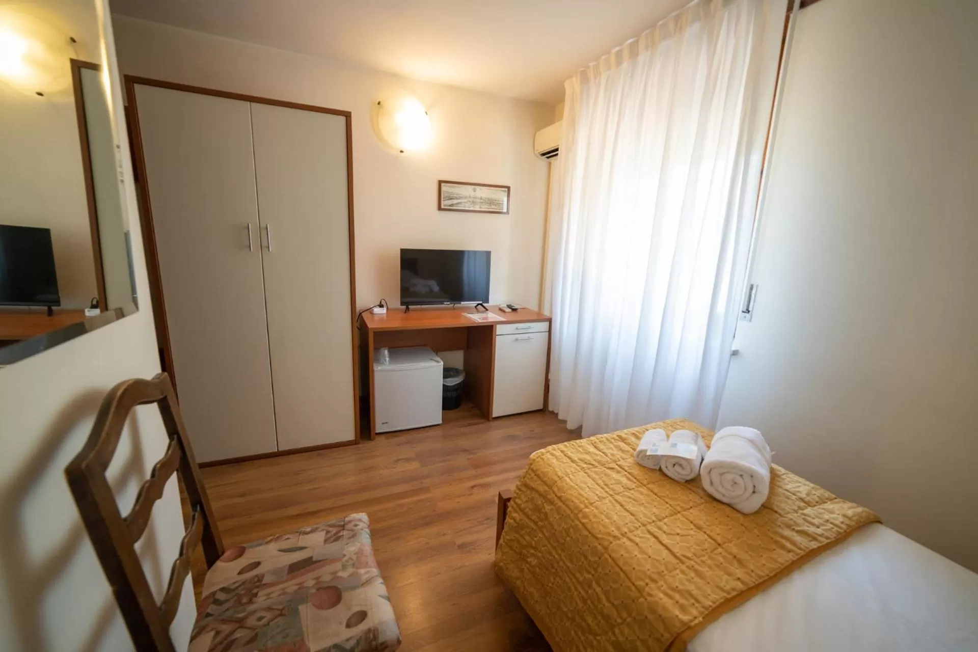 Photo of the whole room, Bed in Hotel Siros