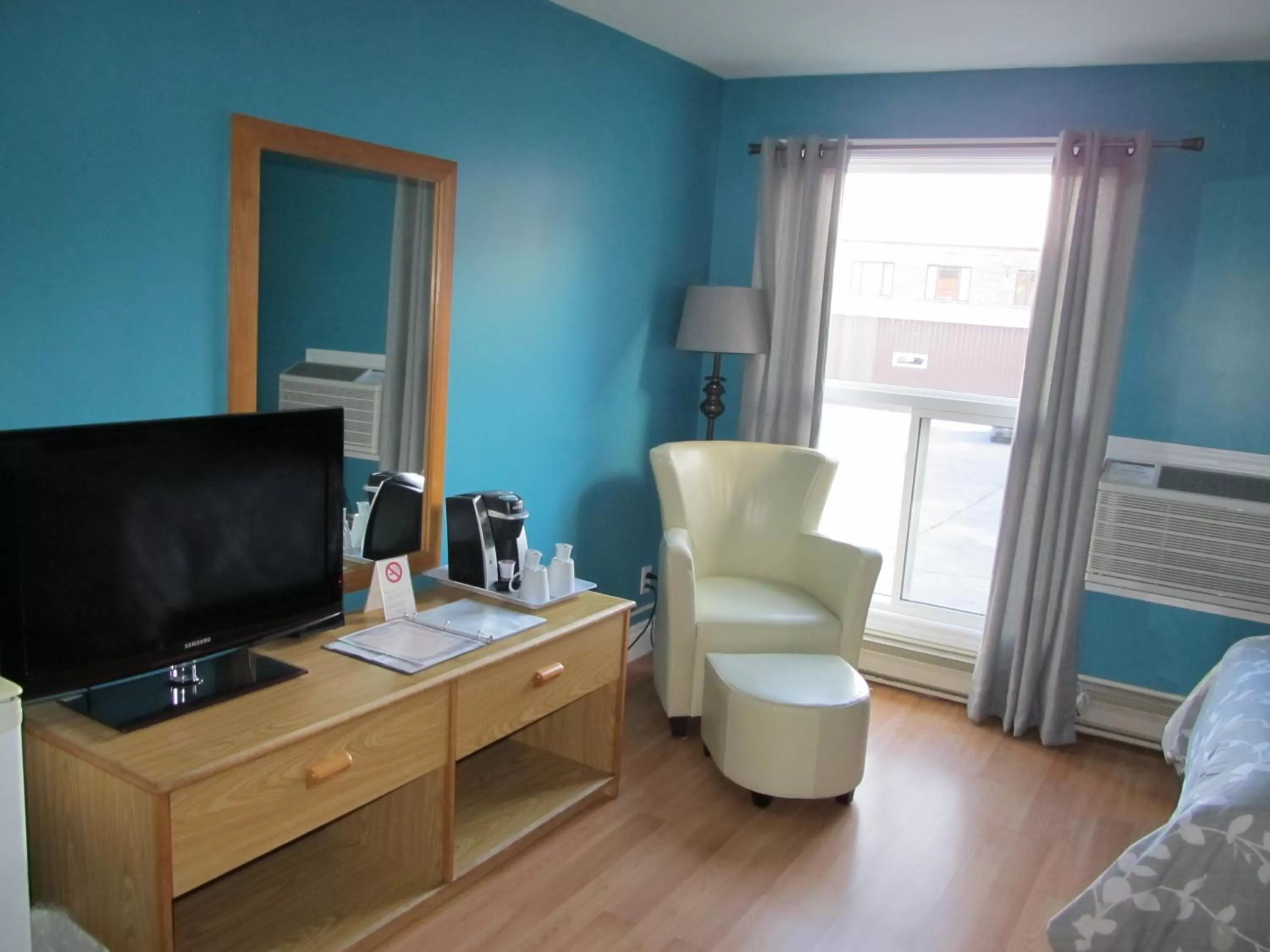 TV/Entertainment Center in Restland Motel