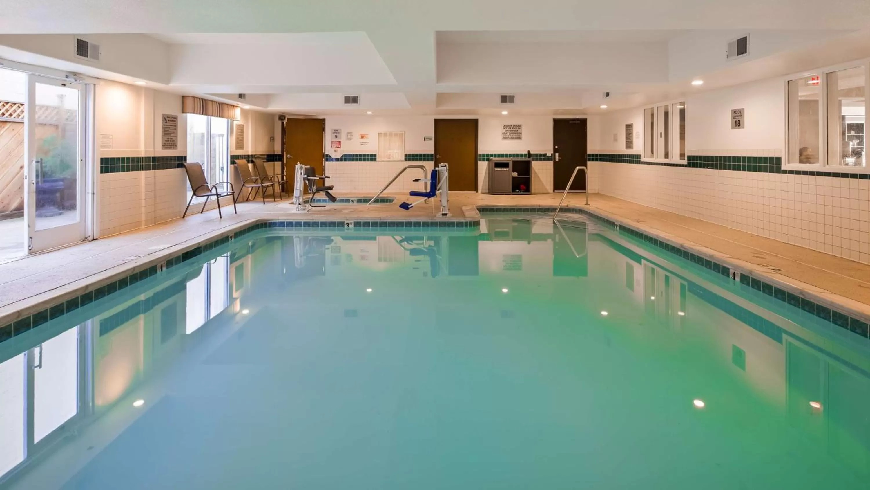 On site, Swimming Pool in Best Western Airport Inn & Suites Oakland