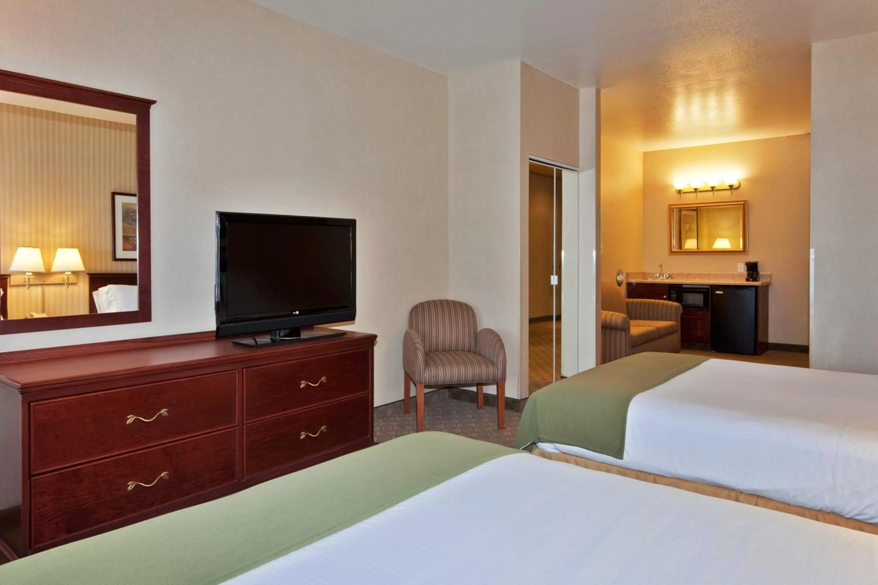 Bedroom, Bed in Holiday Inn Express Hotel and Suites - Henderson by IHG