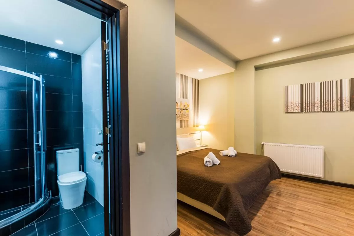 Shower, Bed in Sani Apart Hotel