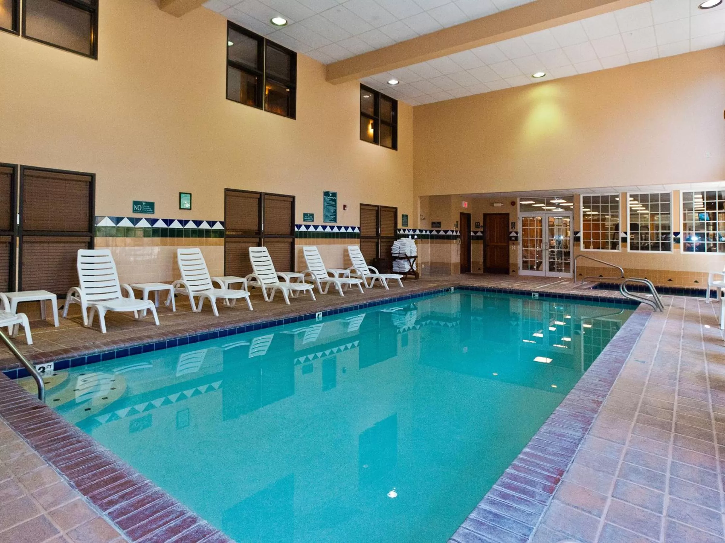 Swimming pool in Heathman Lodge