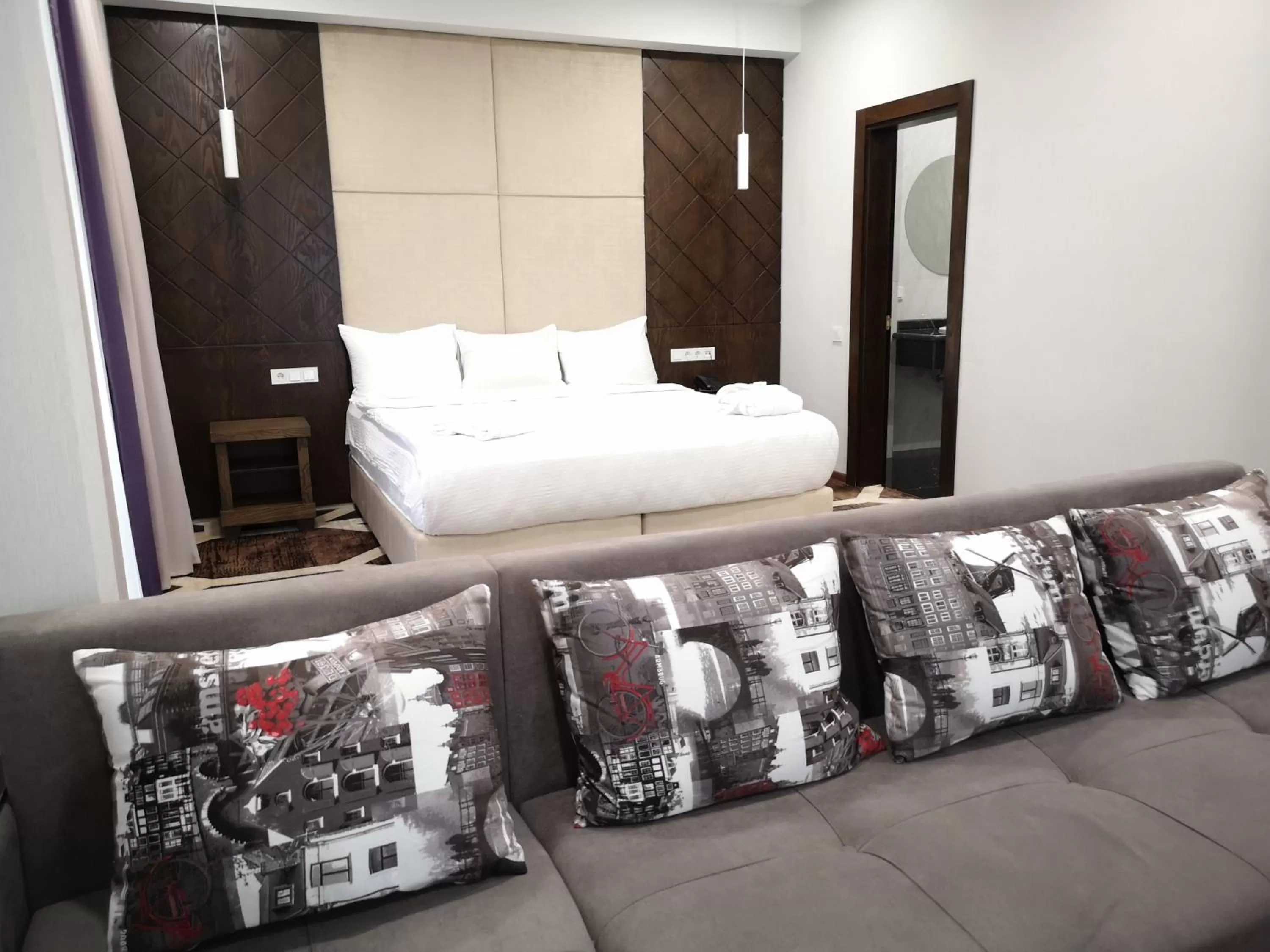 Photo of the whole room, Bed in East Palace Hotel