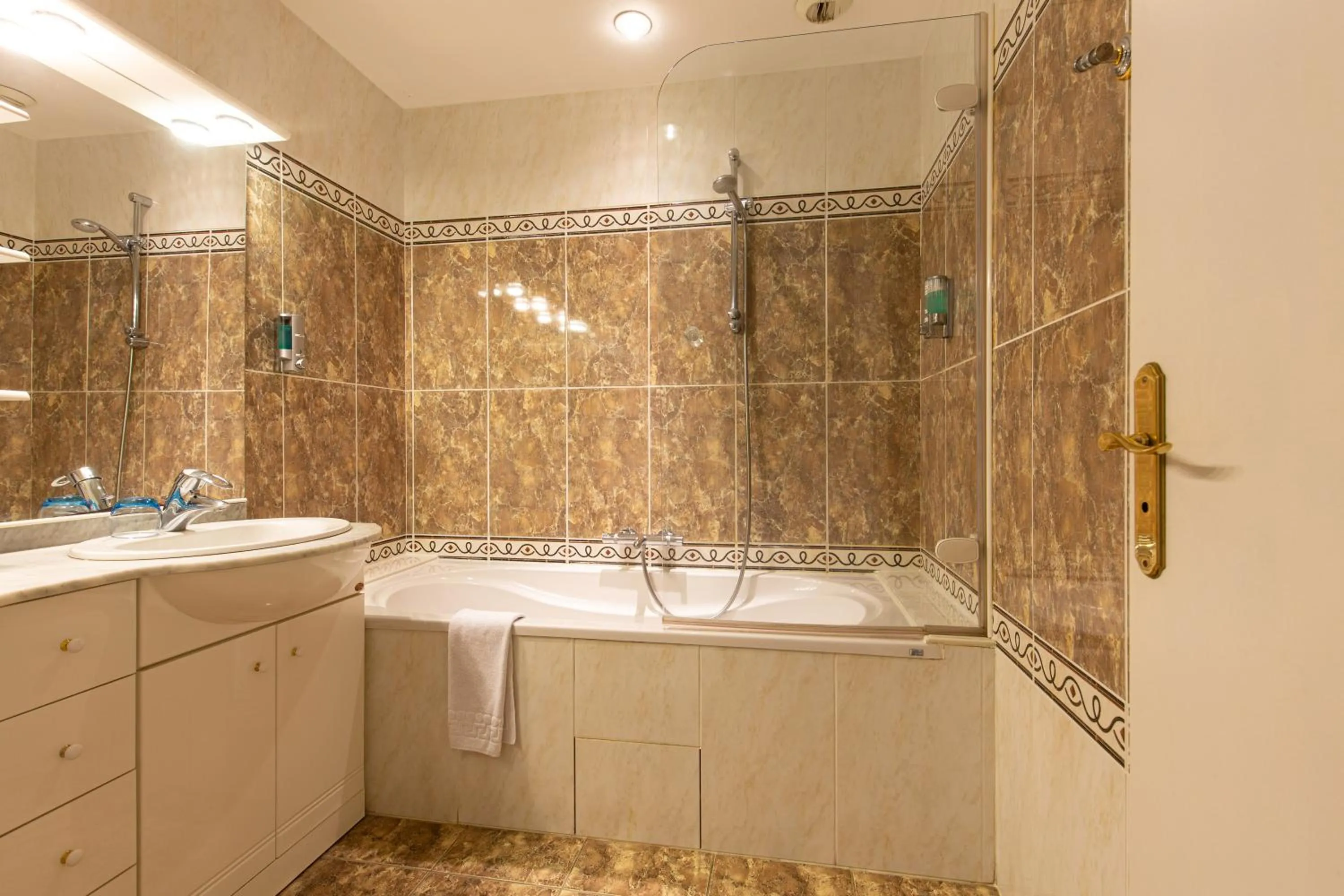 Bathroom in Hotel Le Renoir