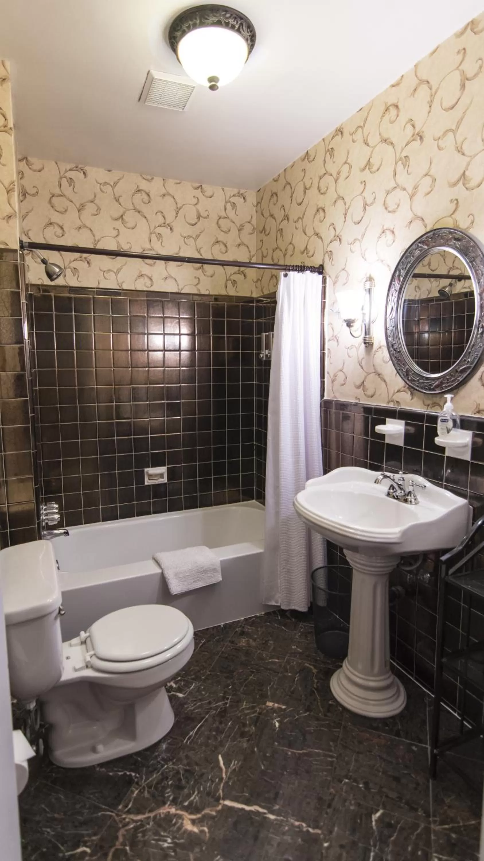 Bathroom in La Reserve Bed and Breakfast