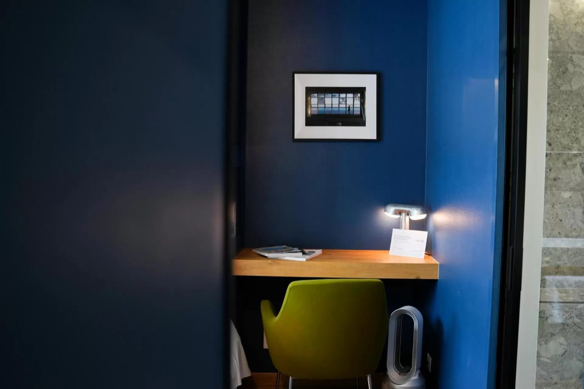 hair dresser, TV/Entertainment Center in Maison d'hôtes du Jardin