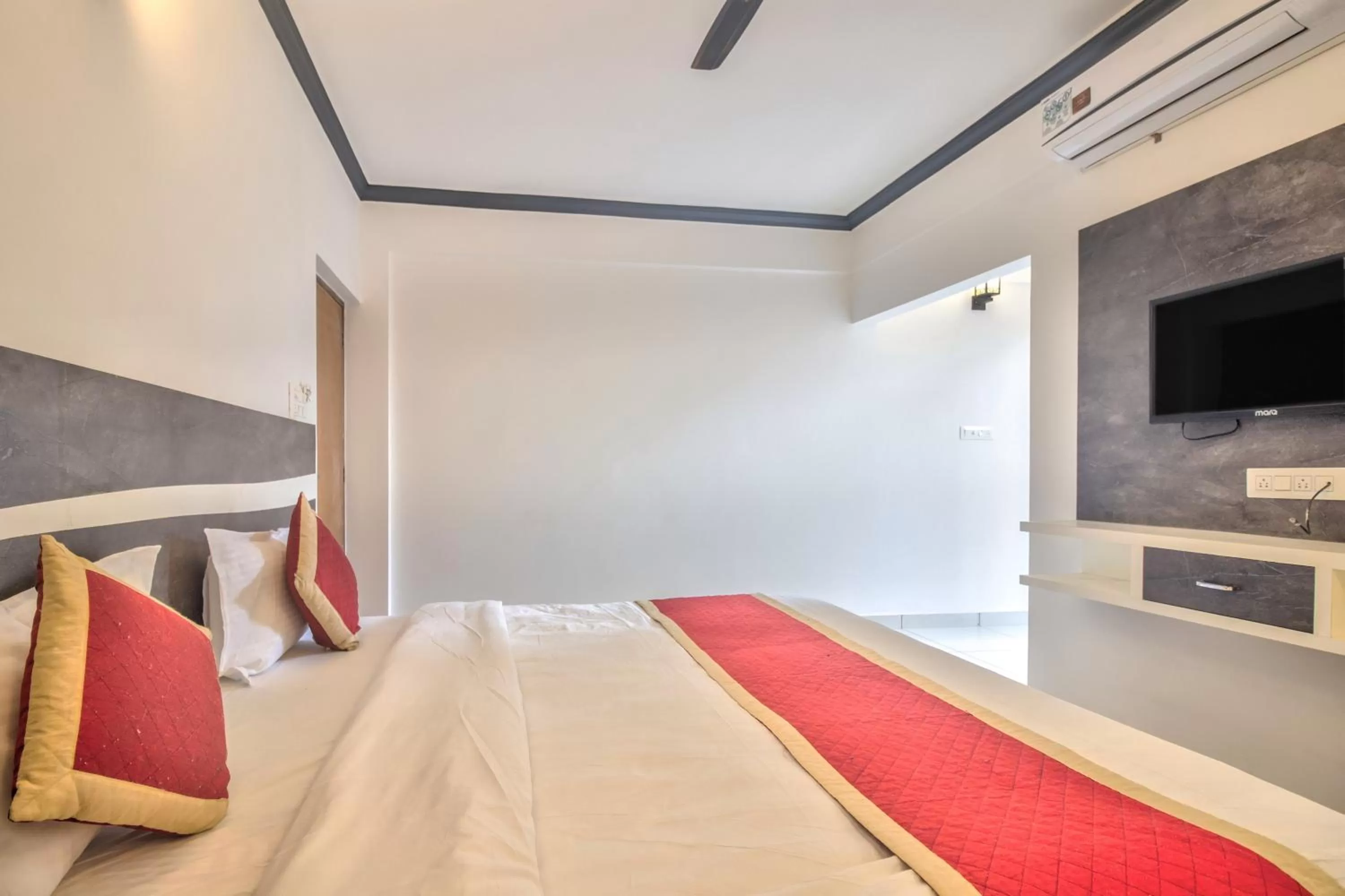 Photo of the whole room, Bed in Oceano Beach Resort