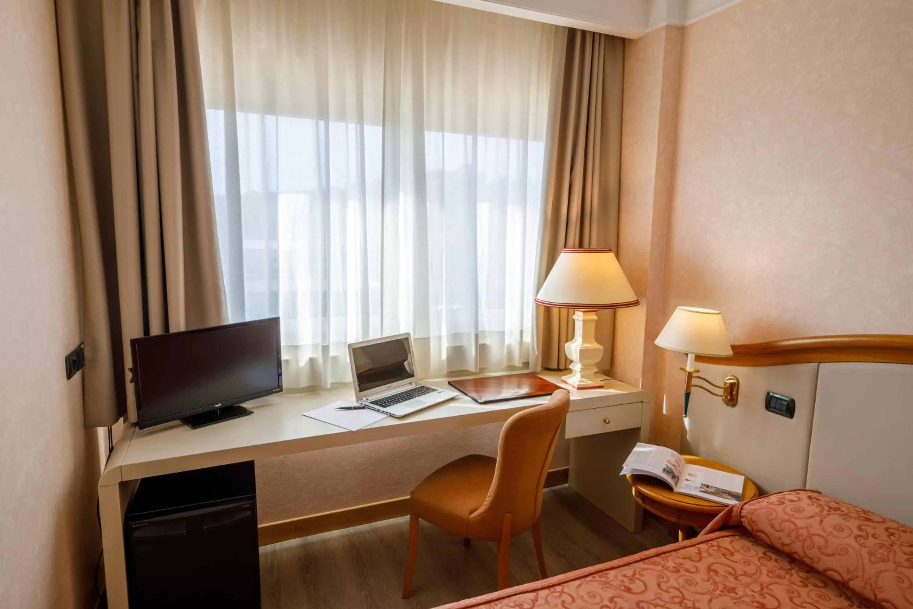 Seating area, Bed in Perugia Plaza Hotel