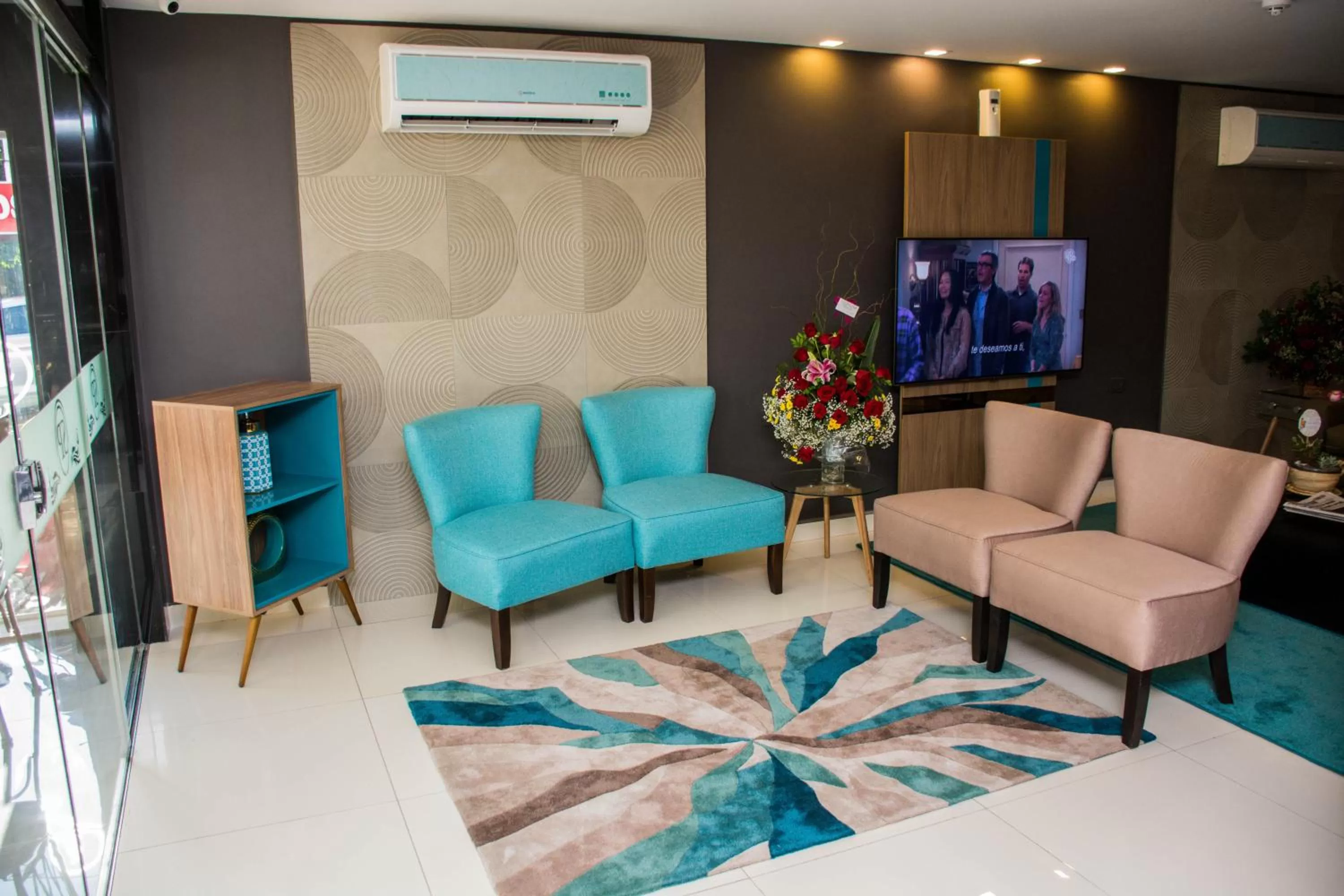 Communal lounge/ TV room in SERPYL Plaza Hotel