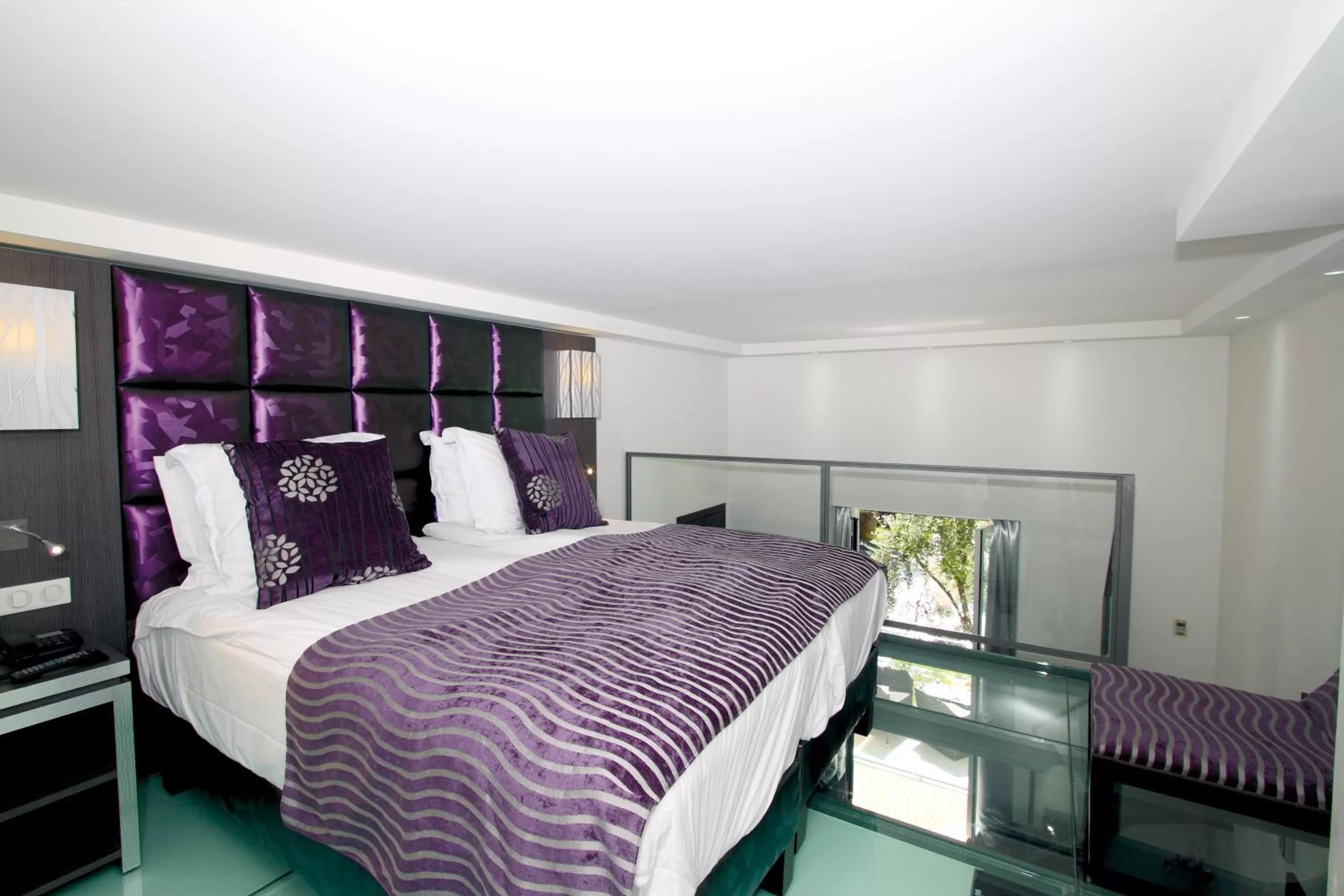 Bedroom, Bed in GOLDEN TULIP CANNES HOTEL de PARIS