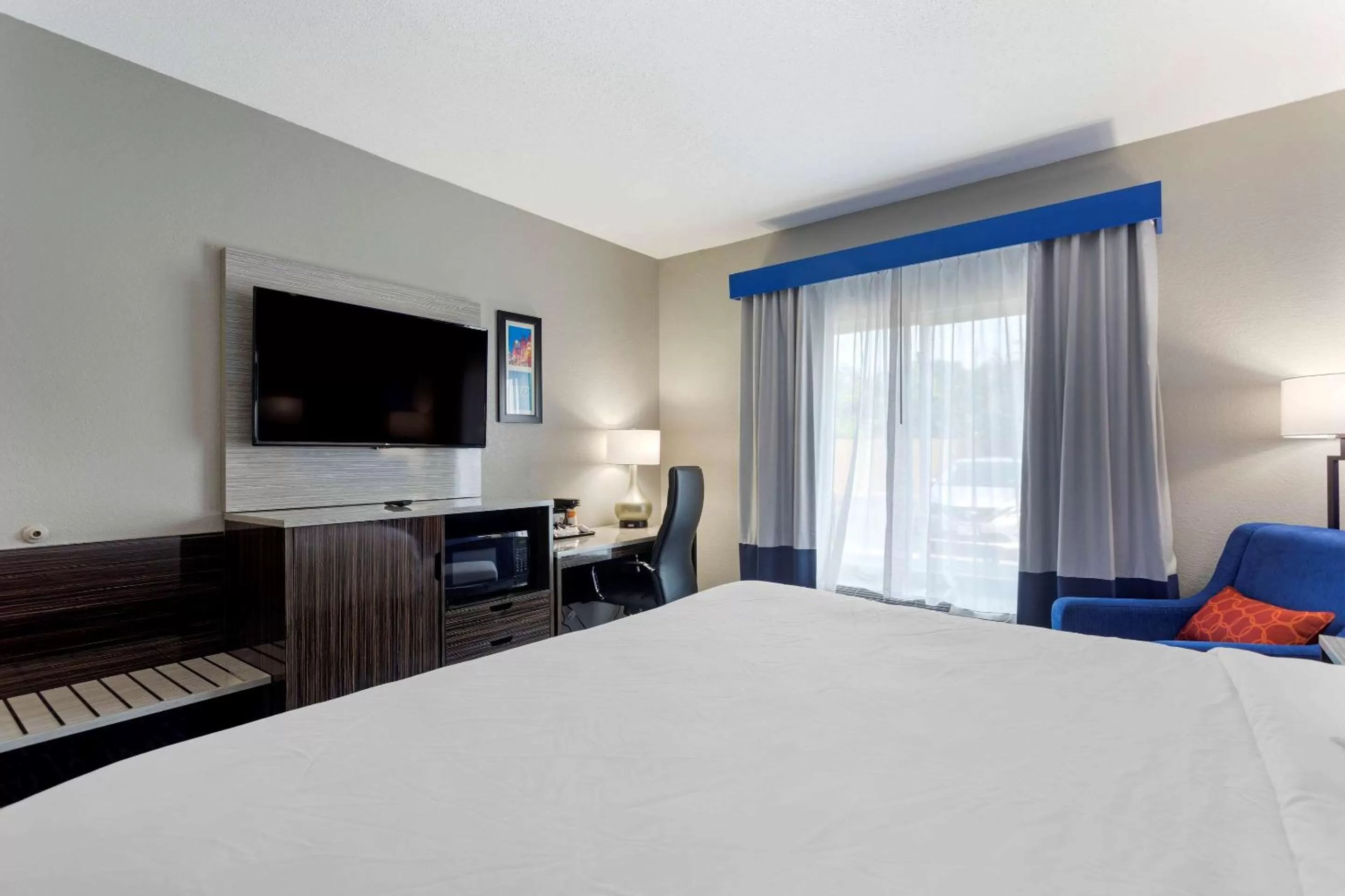 Photo of the whole room, Bed in Comfort Inn & Suites Memphis East