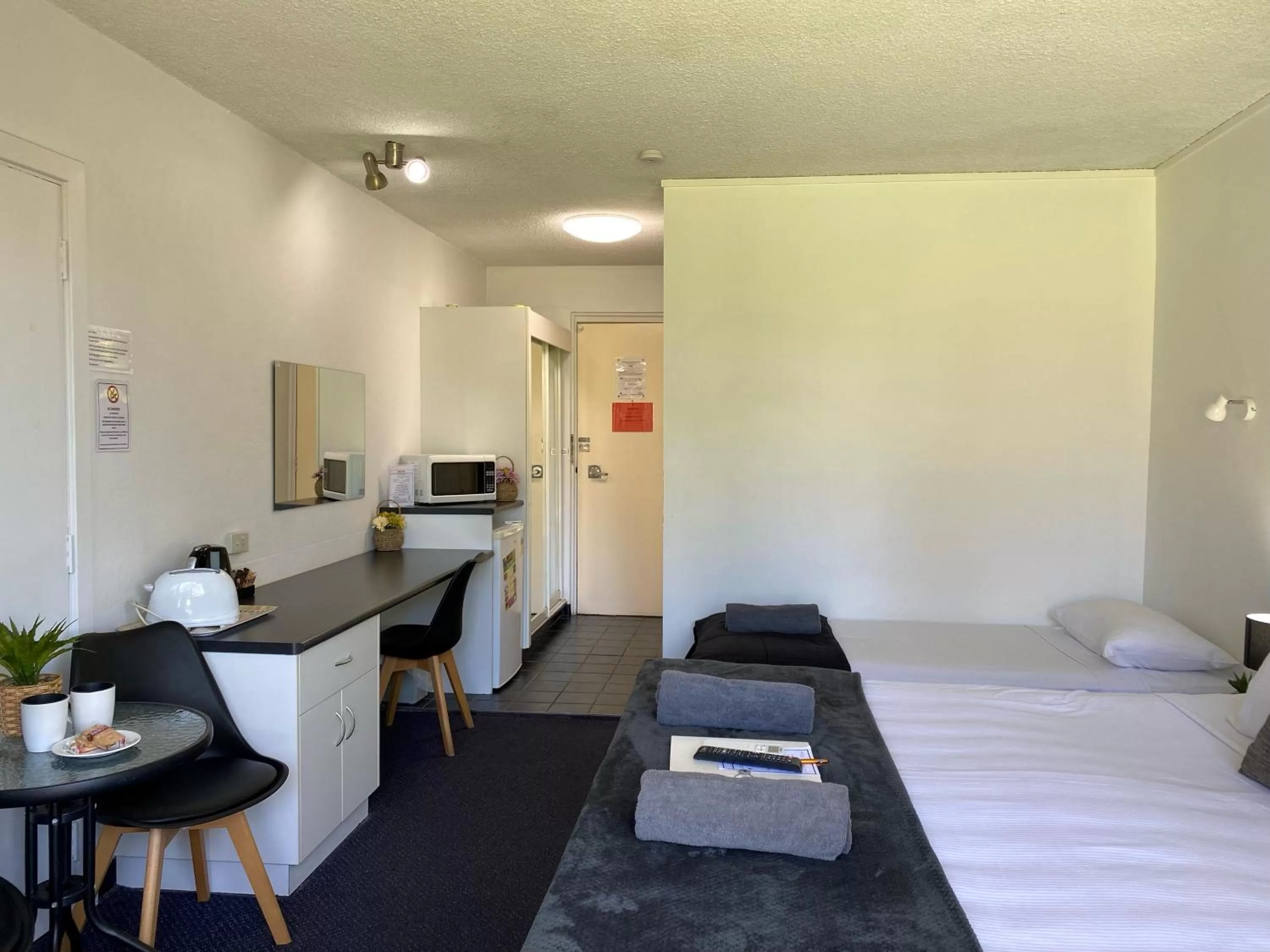 Photo of the whole room, Bed in Mid City Motor Inn